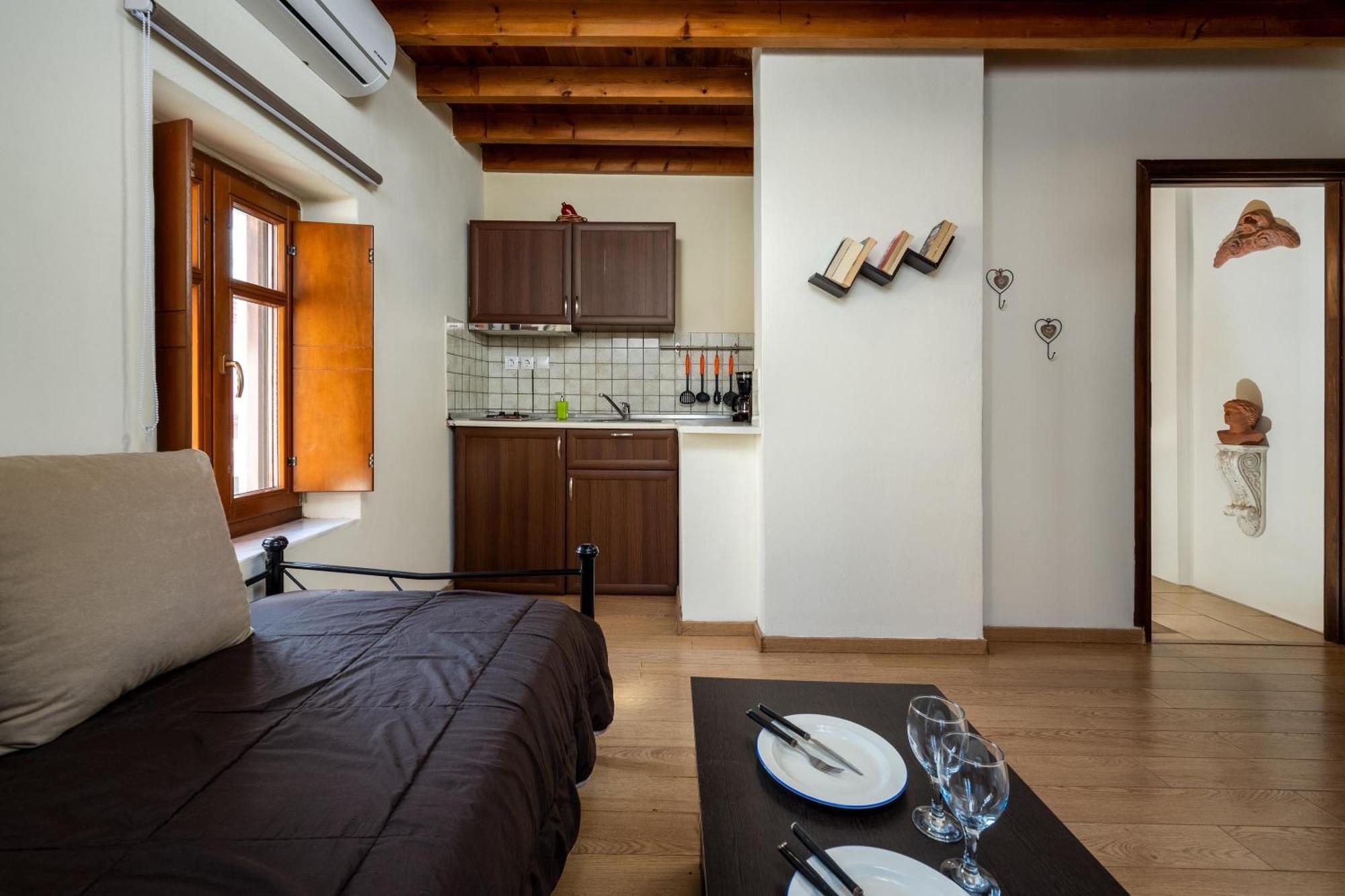 3 Charites Old Town Apartment