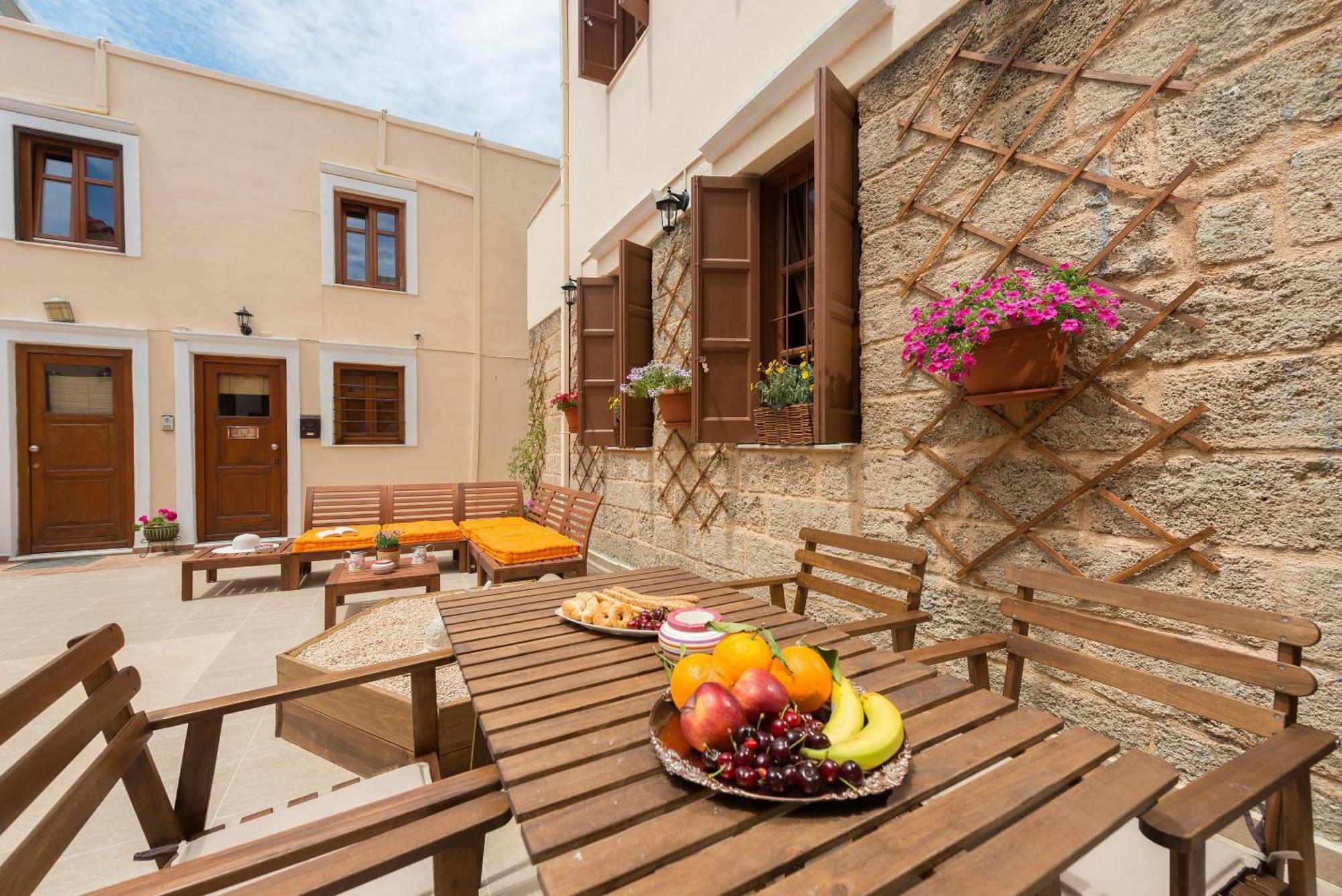 3 Charites Old Town