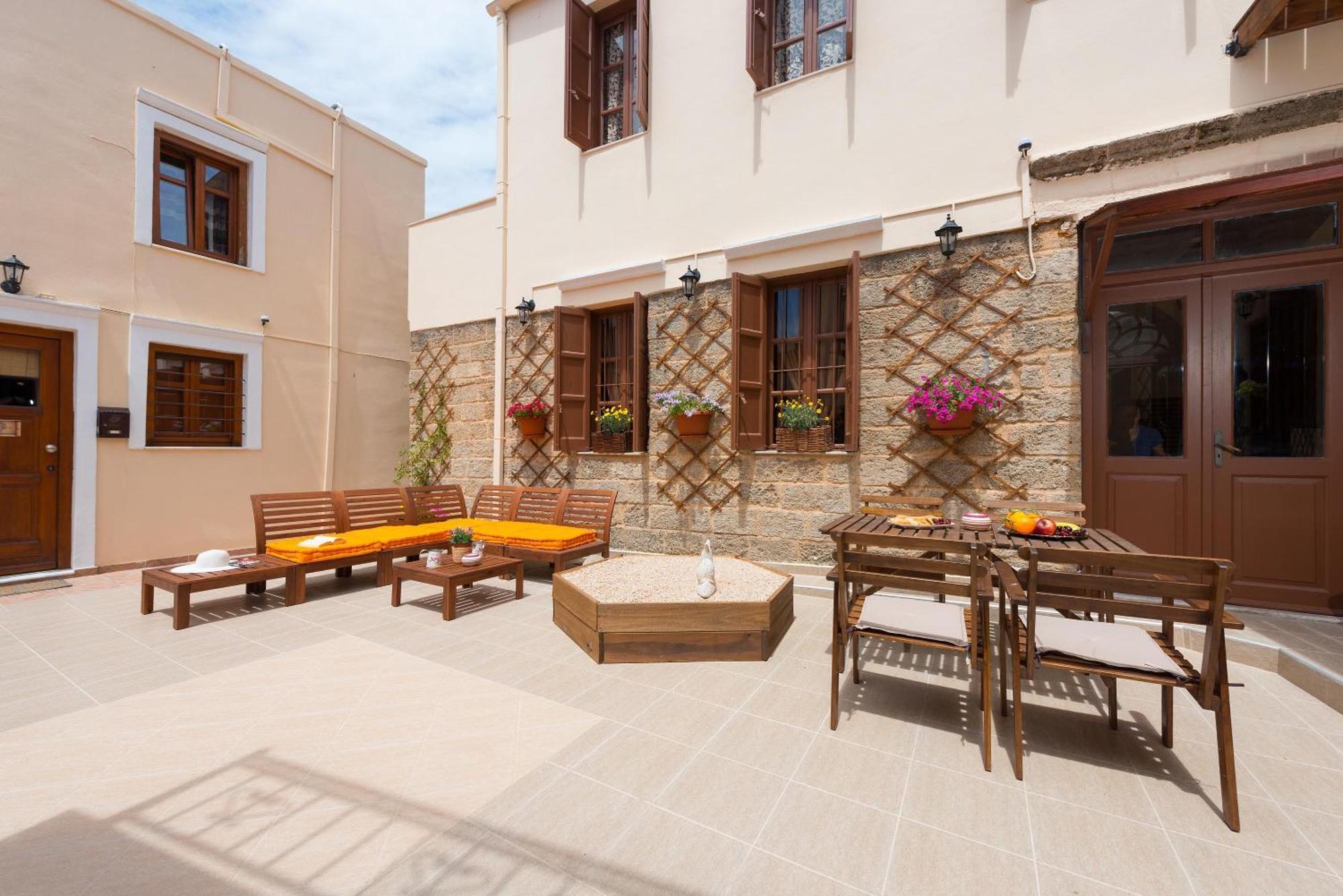 3 Charites Old Town Apartment