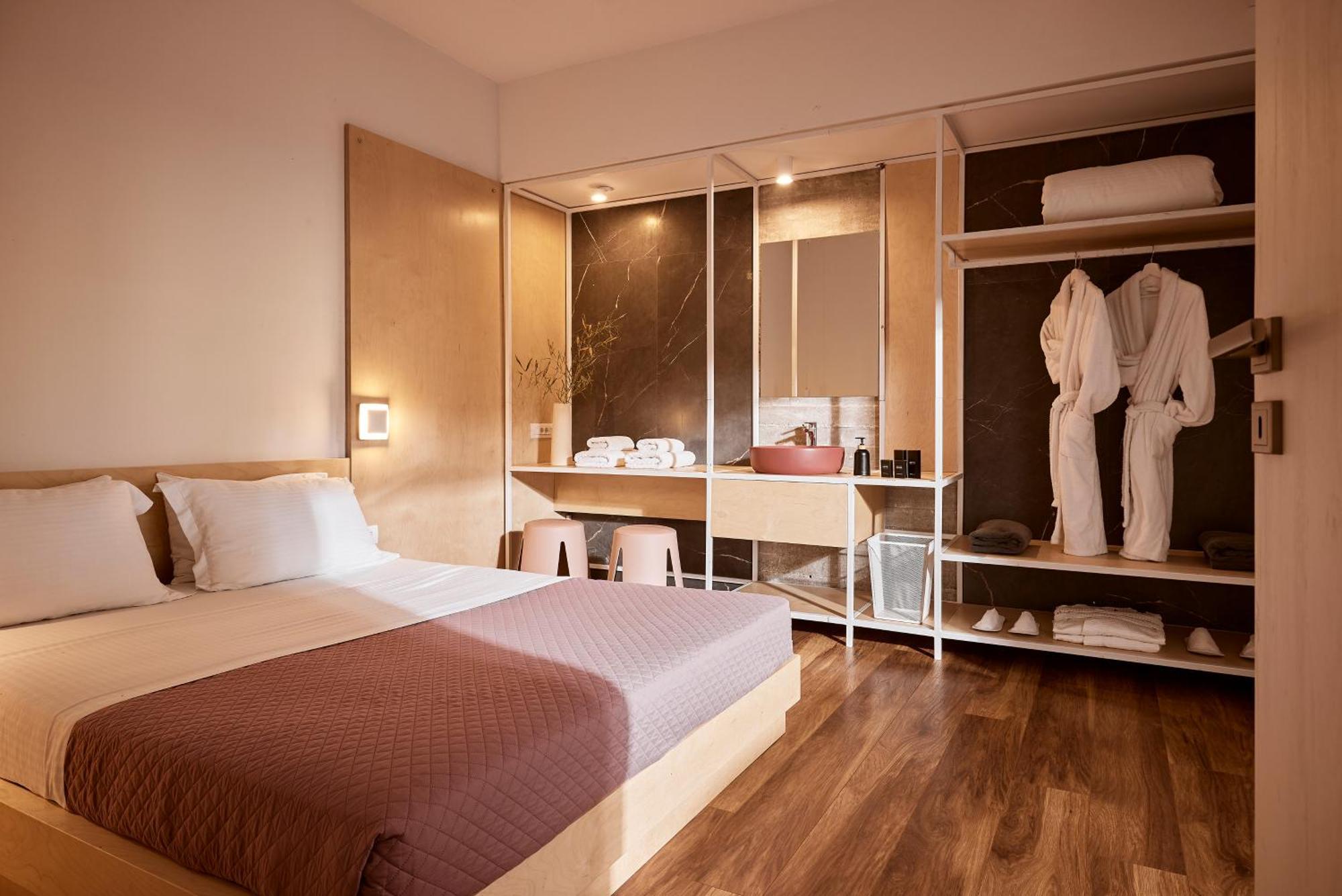 Fuerte Chania - Including Two 7-seater Vans, Airport Shuttle, Breakfast * Alikianos