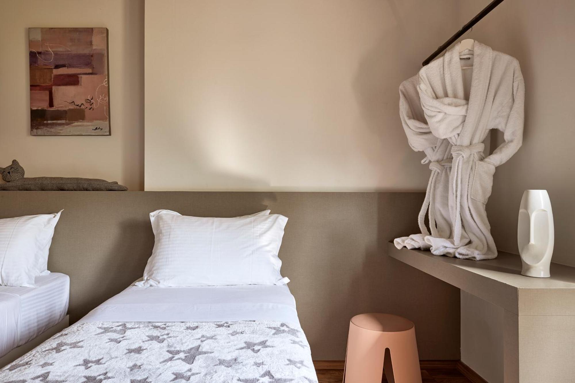 Fuerte Chania - Including Two 7-seater Vans, Airport Shuttle, Breakfast Alikianos