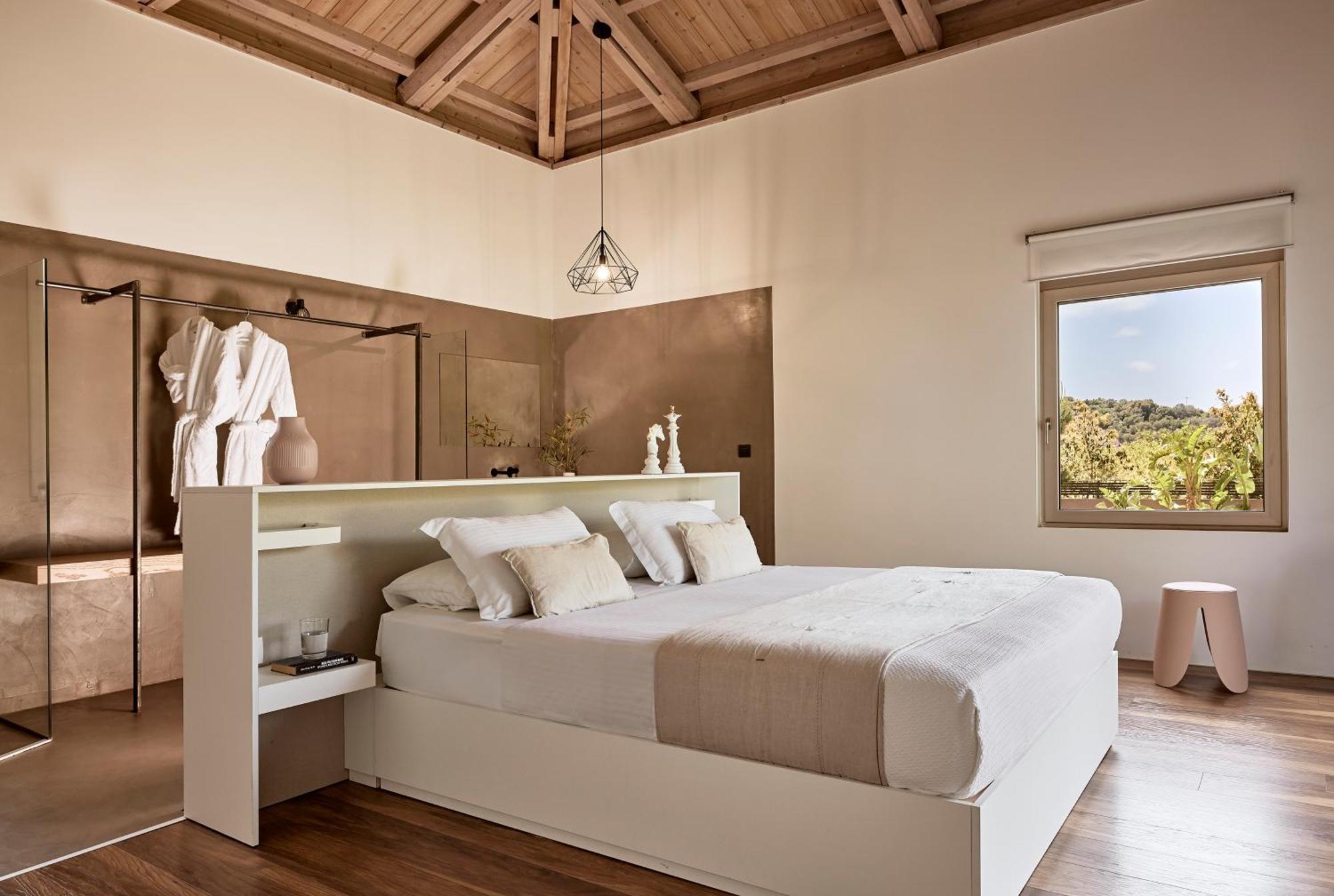 Fuerte Chania - Including Two 7-seater Vans, Airport Shuttle, Breakfast Alikianos