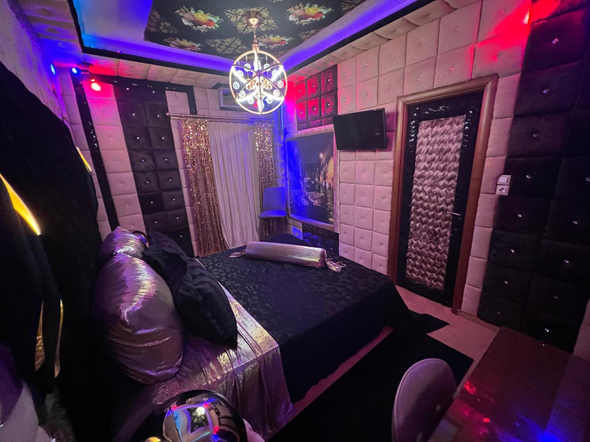 Priamos Erato Love hotel