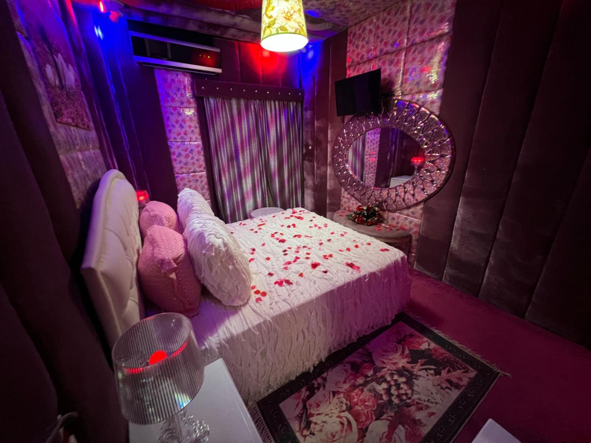 Love hotel Priamos Erato *