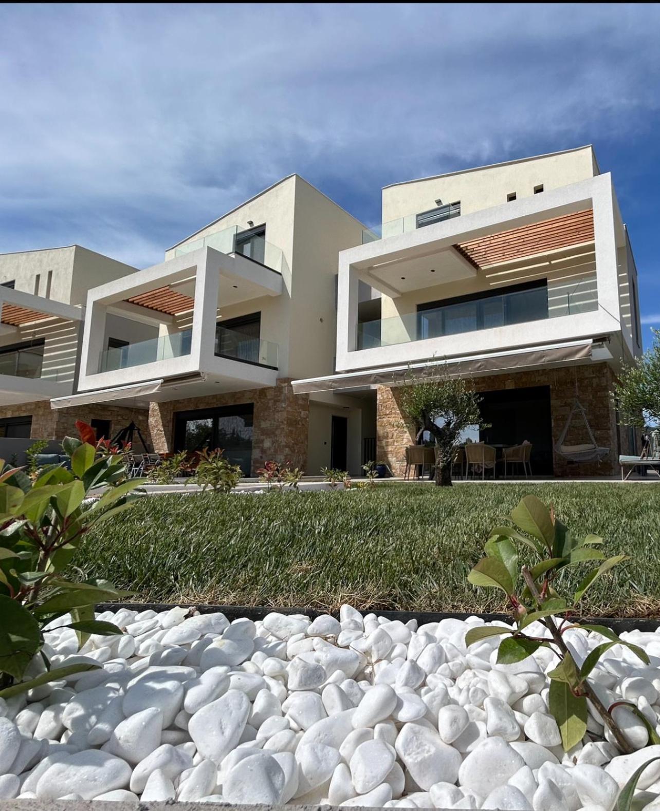 Homes 100m From Apartment *