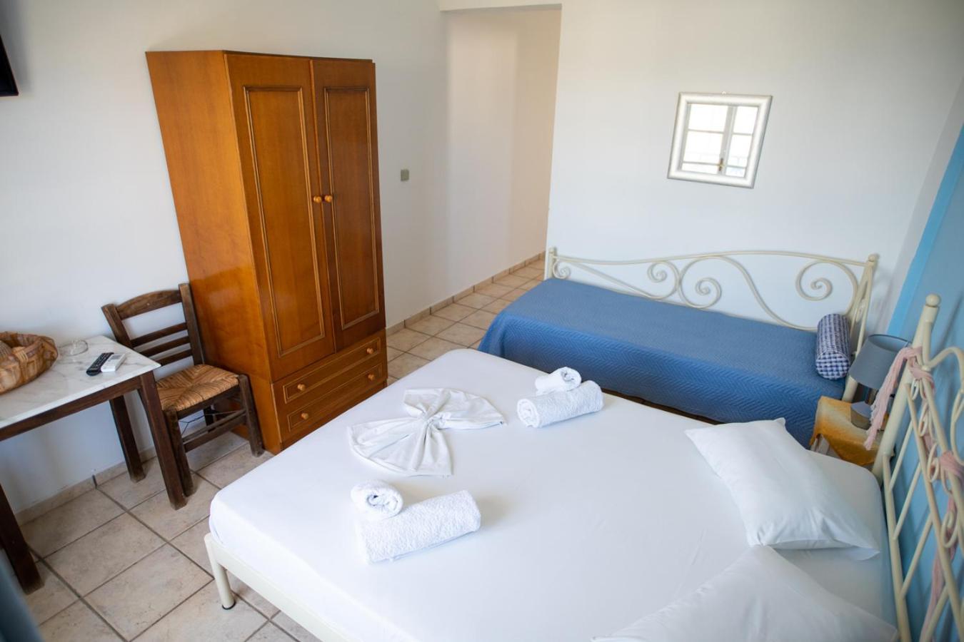 Manos 3* Megas Gialos - Nites