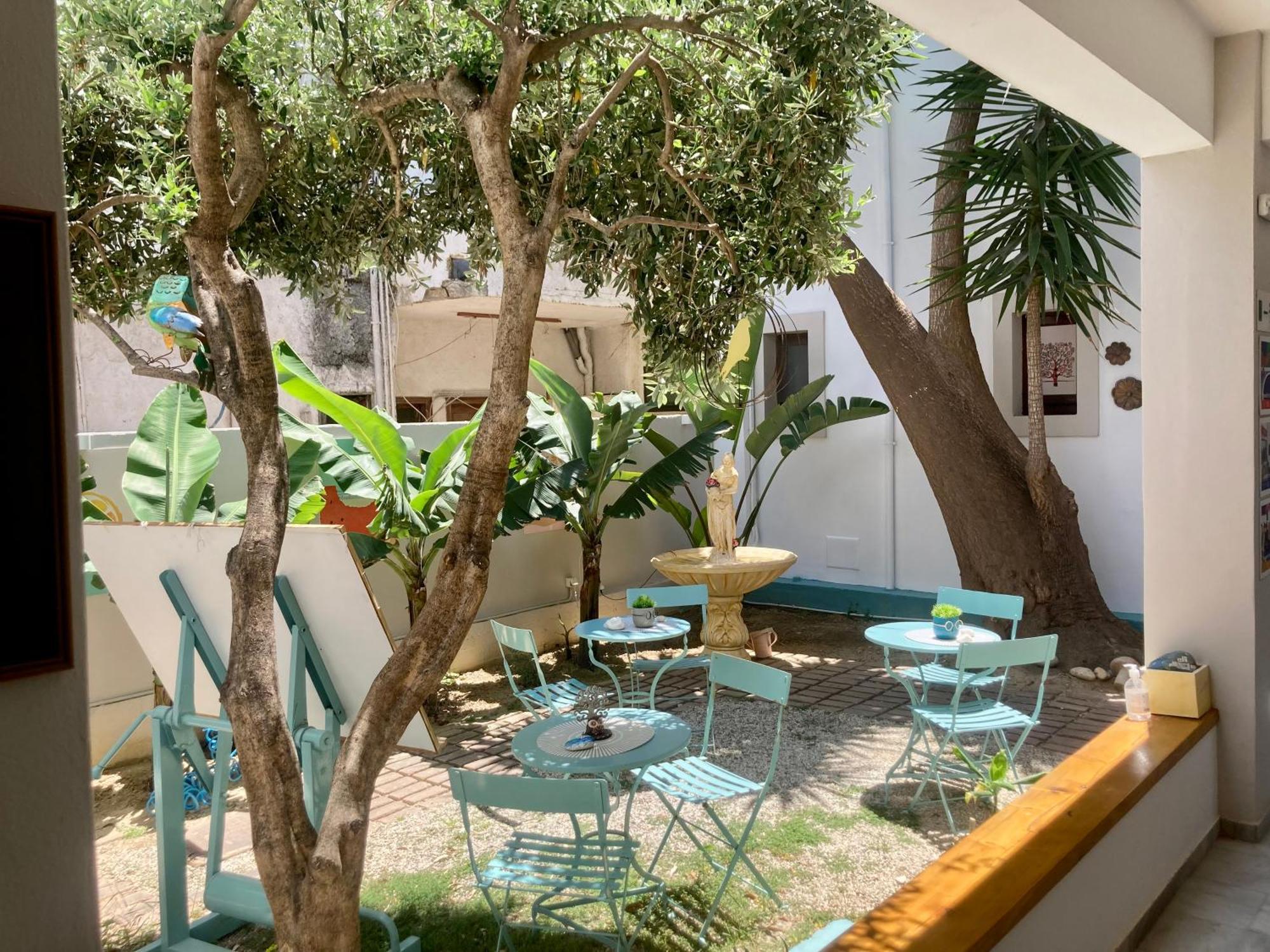 Tree Of Life Art Aparthotel
