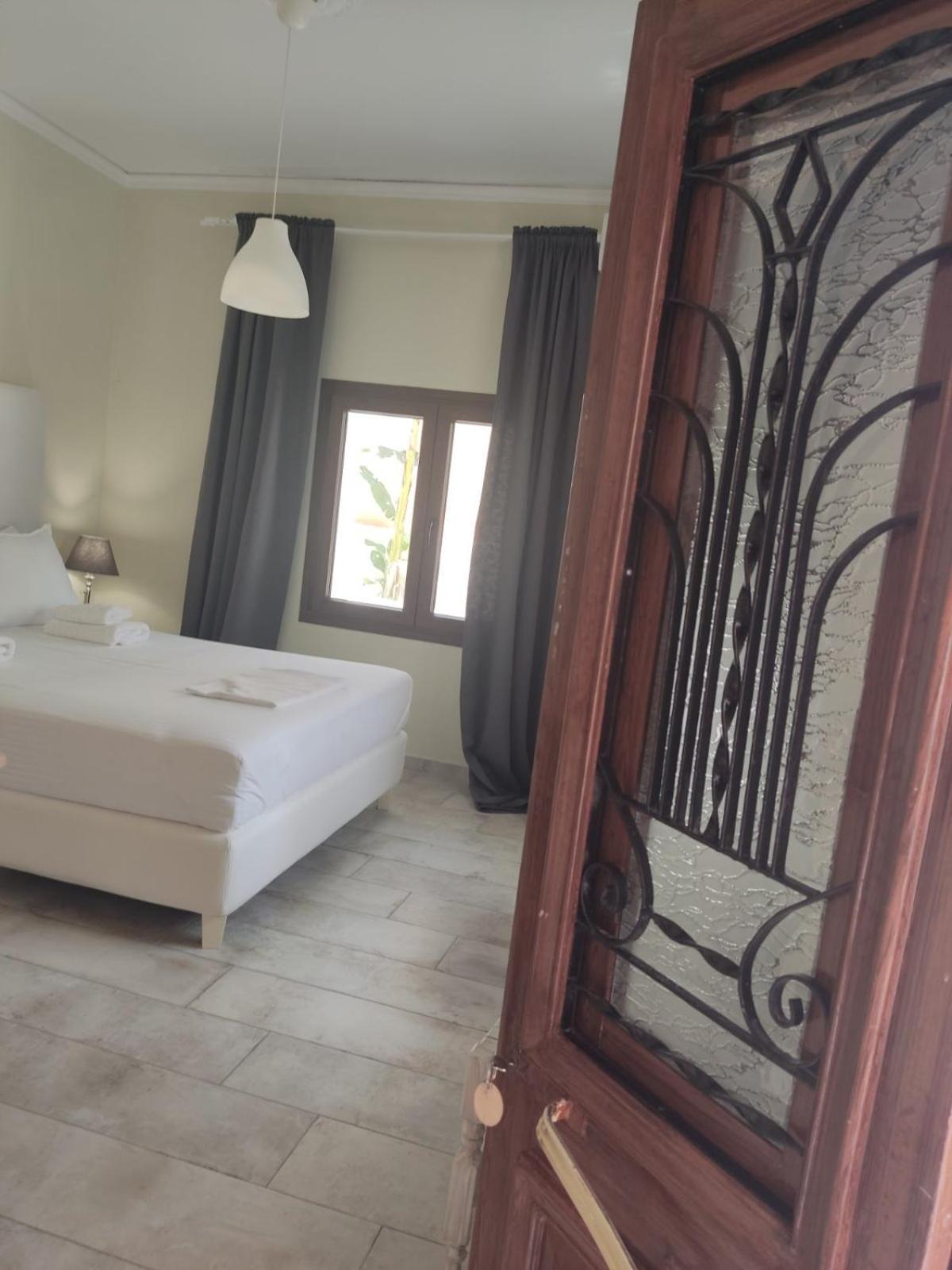 Chrisanthi Apartment *