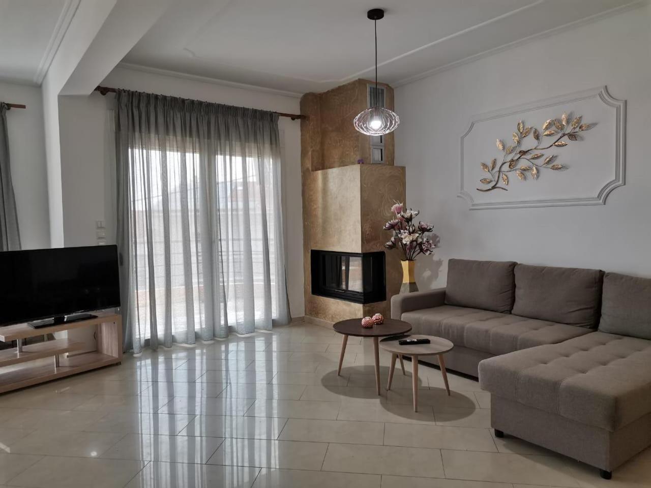 Evris House 1 *