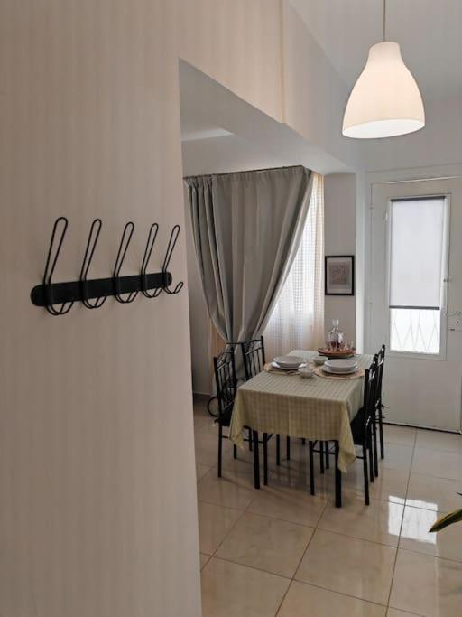 Leo's & Xerxes' Place In The Heart Of Rhodes Apartment *