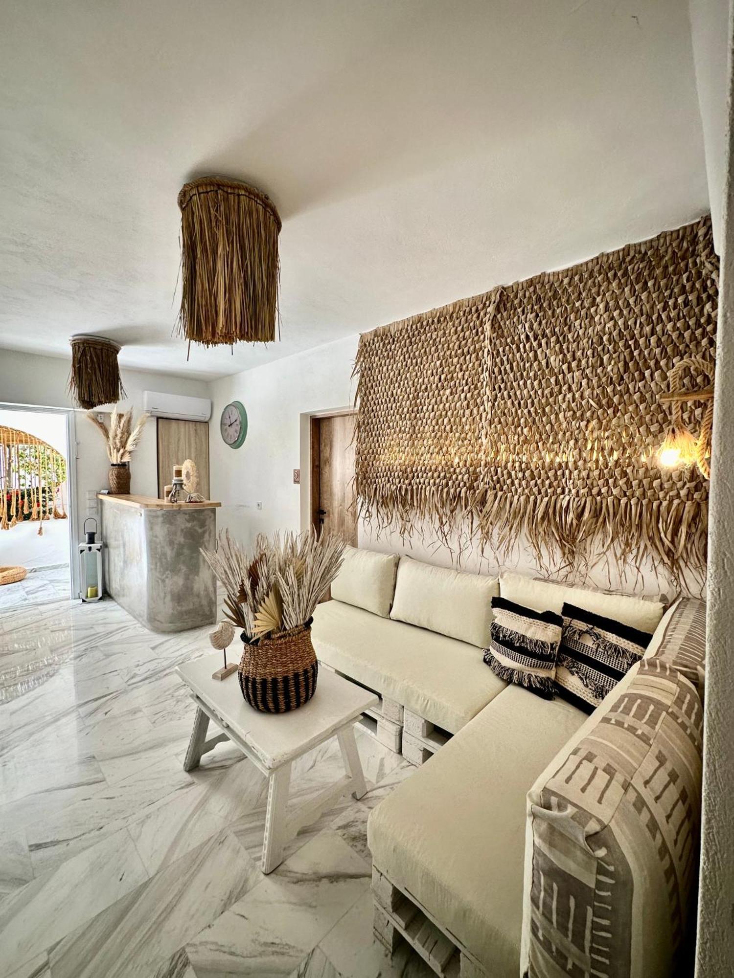 Athina Rooms - Lounge Apartments Guest house