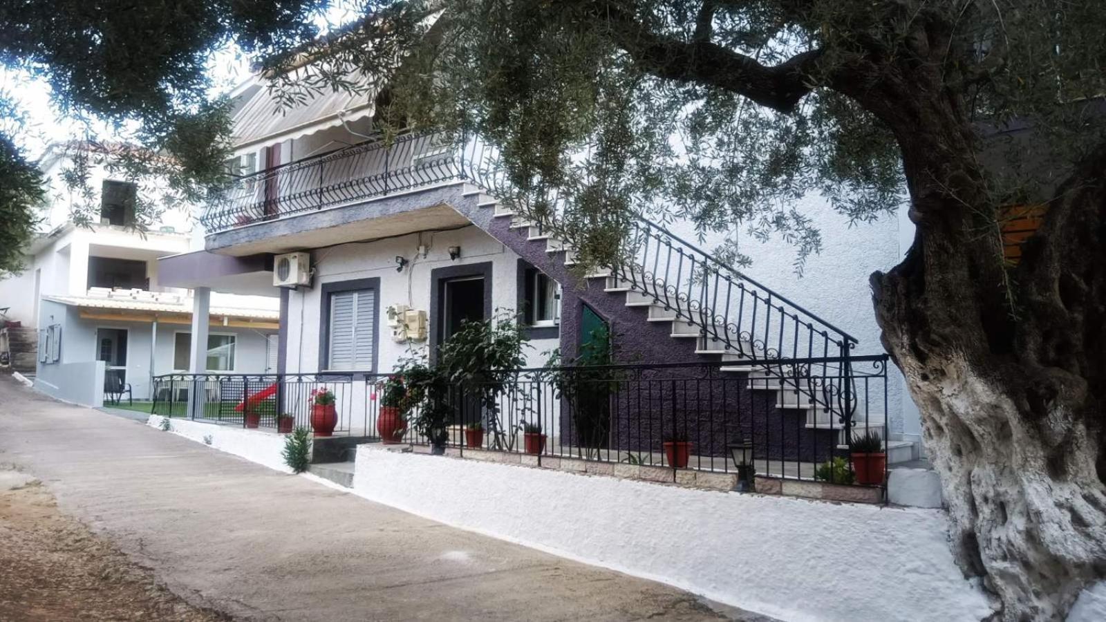Apartment Nikos *