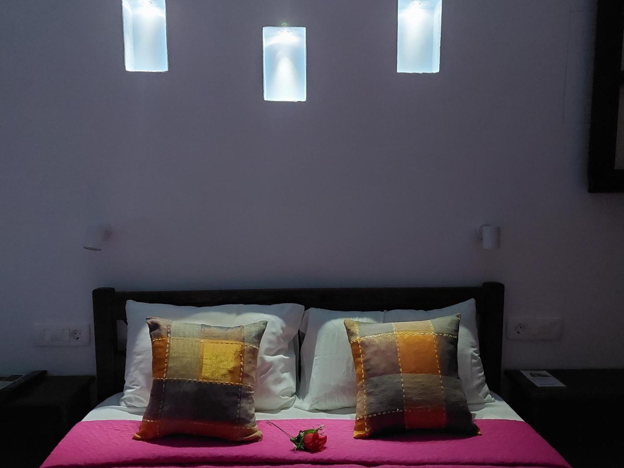Evelina Pension: Diverse Near Black Guest house Perissa (Santorini)