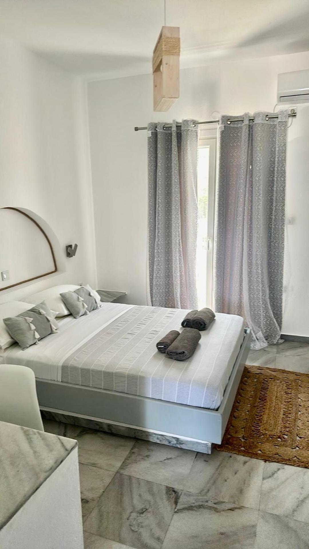Santanna White * Parikia (Paros)