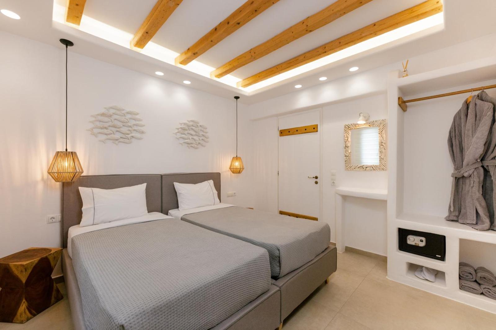 Naxos Finest & 3*