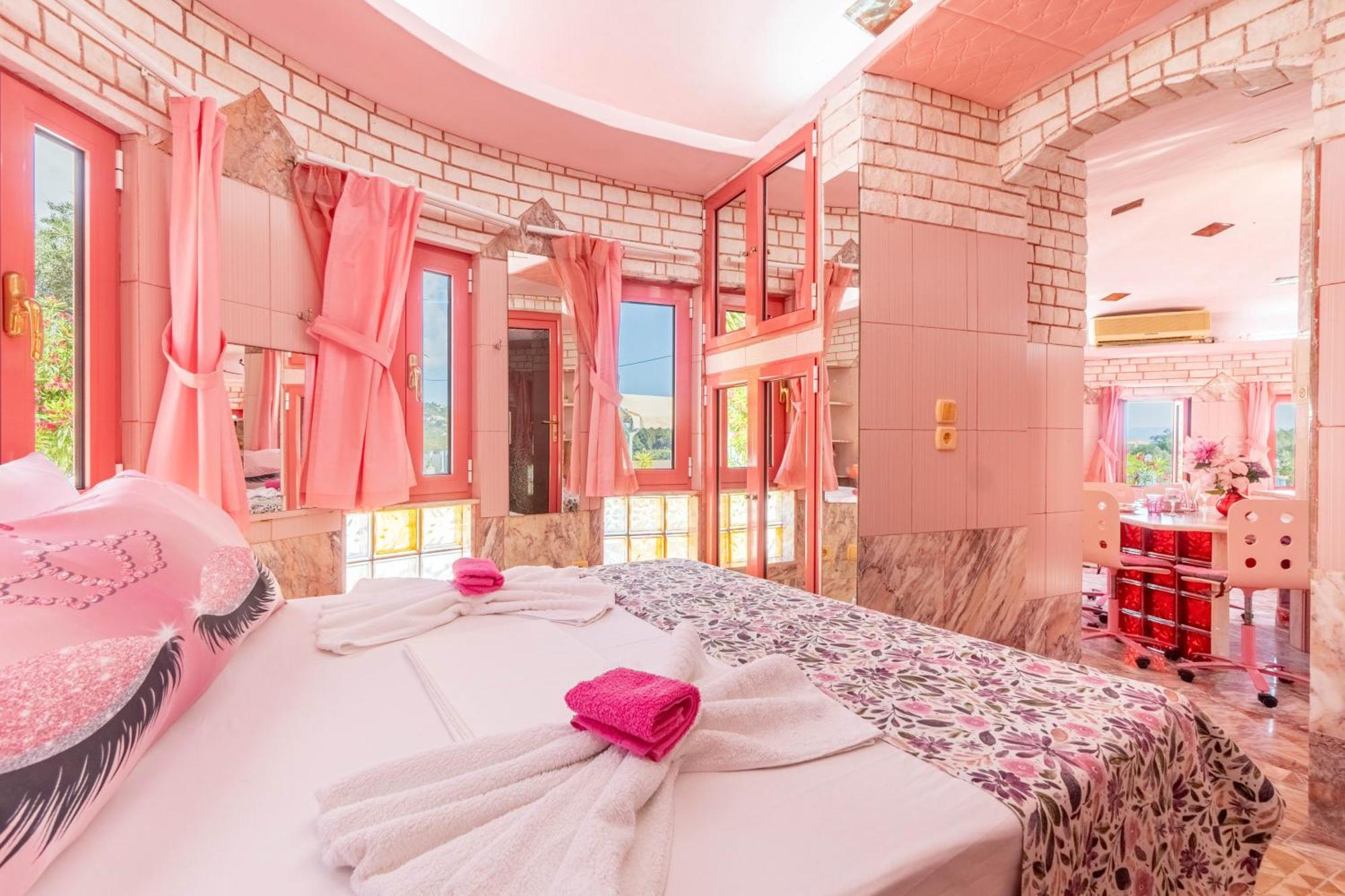 Paco's Barbie House Apartment