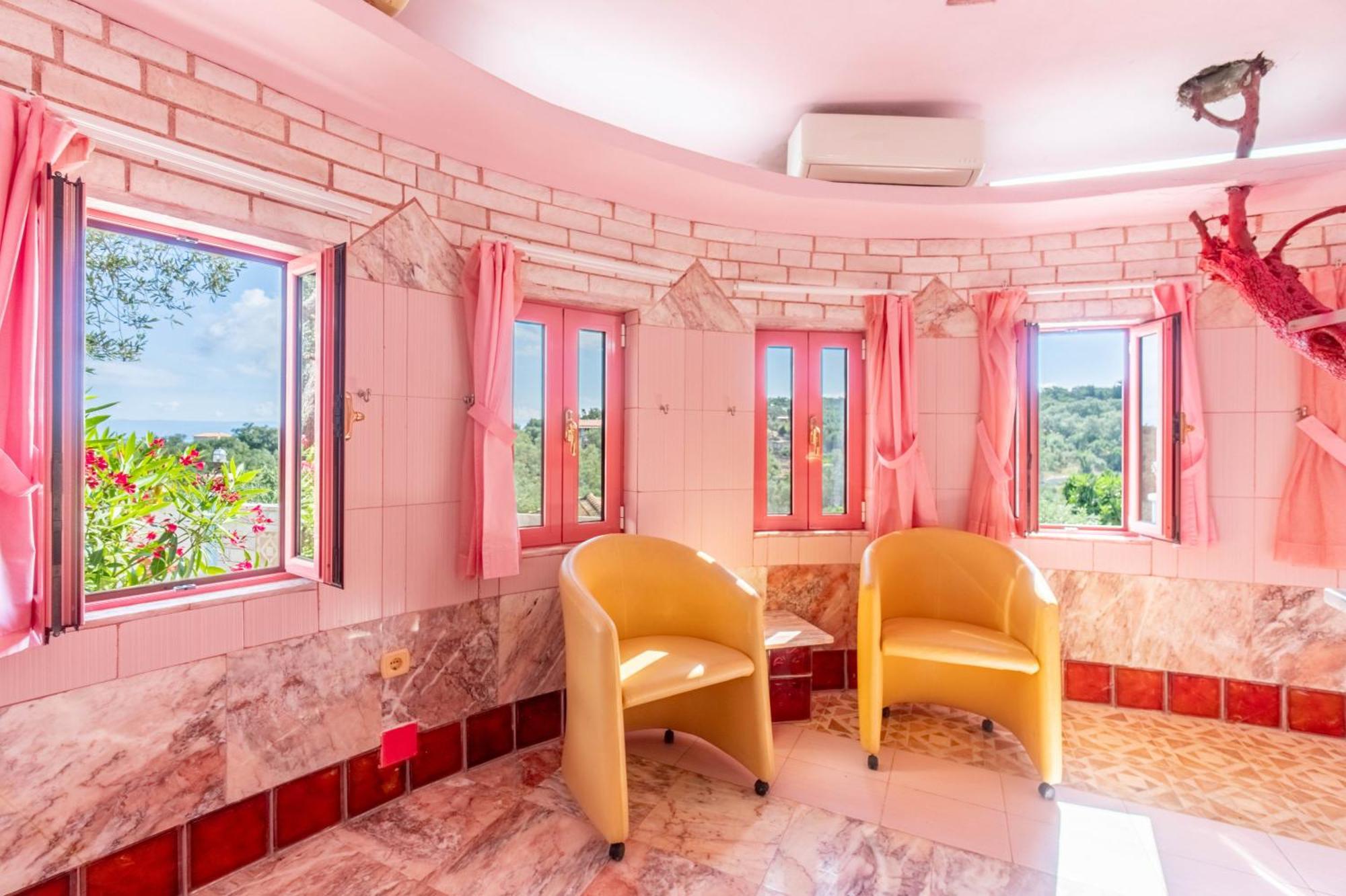 Apartment Paco's Barbie House Ozias