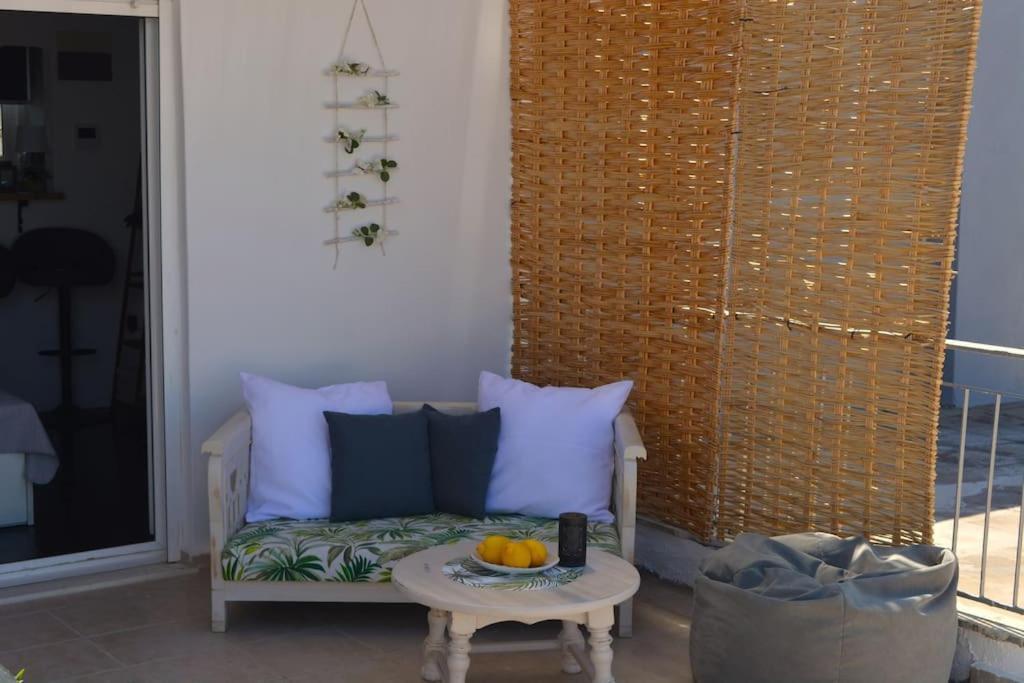 Small Oasis-ueber Den Daechern Von Athens