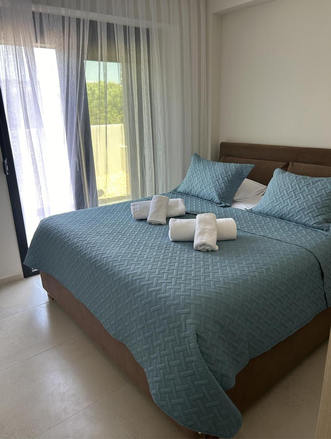 Homes 100m From Apartment *