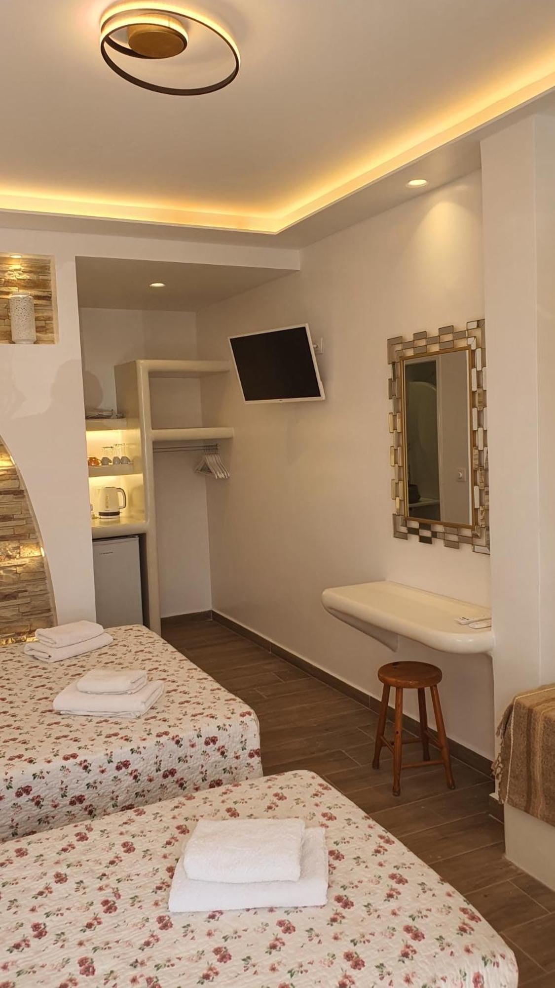 Augusta & Apartment Naousa (Paros)