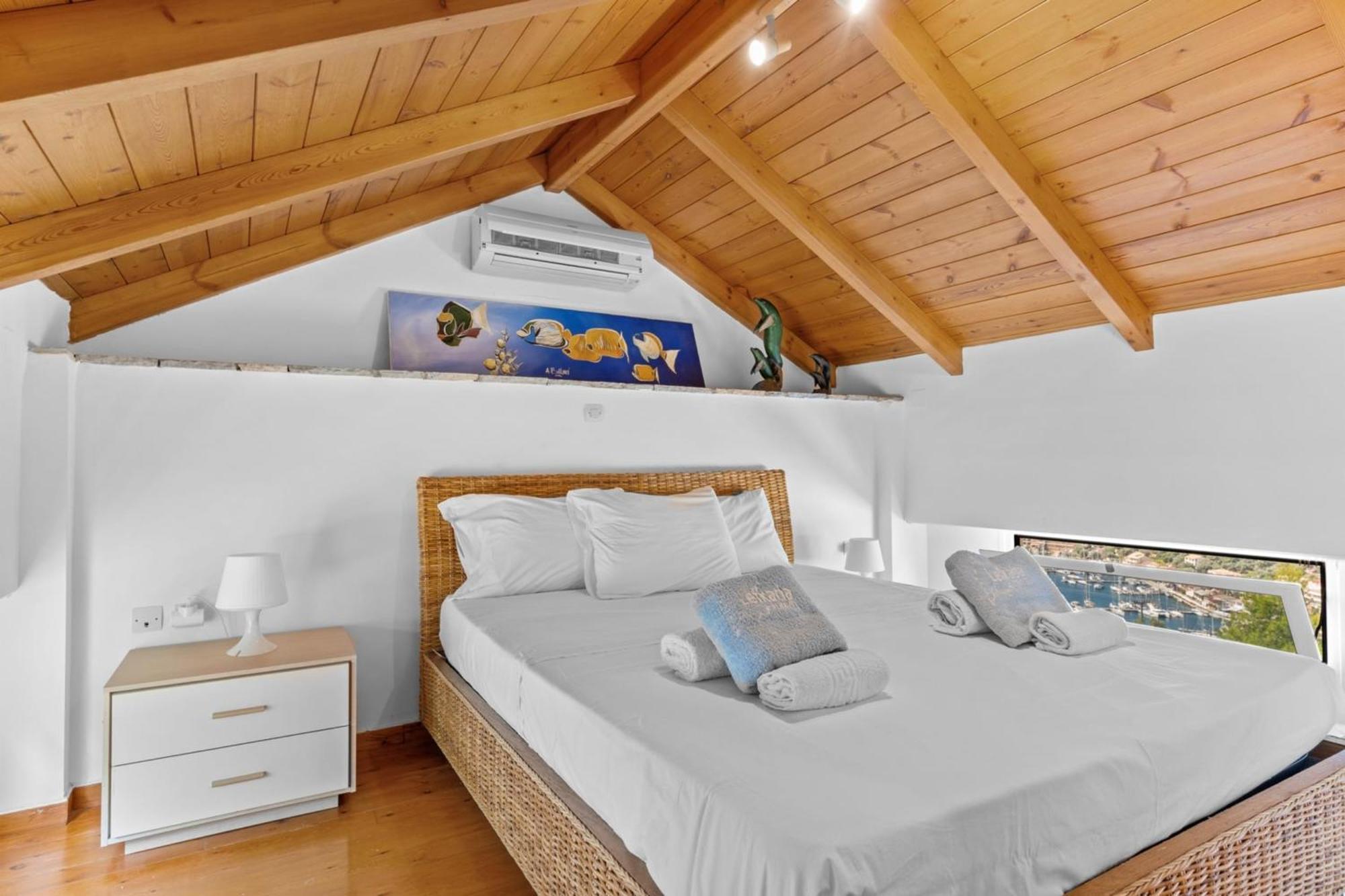 Giancarlo - Lovely With Stone And Wood Elements In Bay *