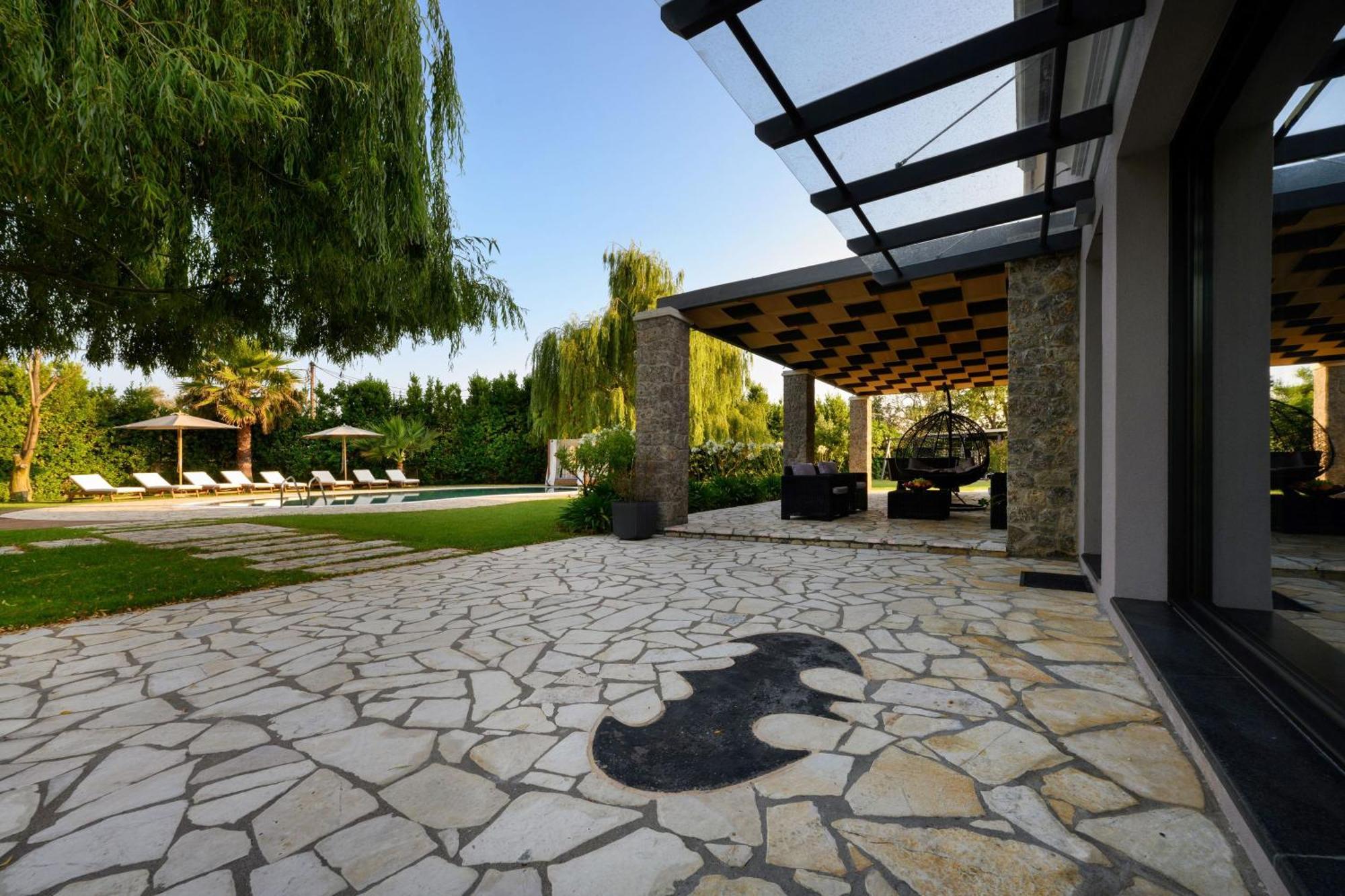 Villa Black White