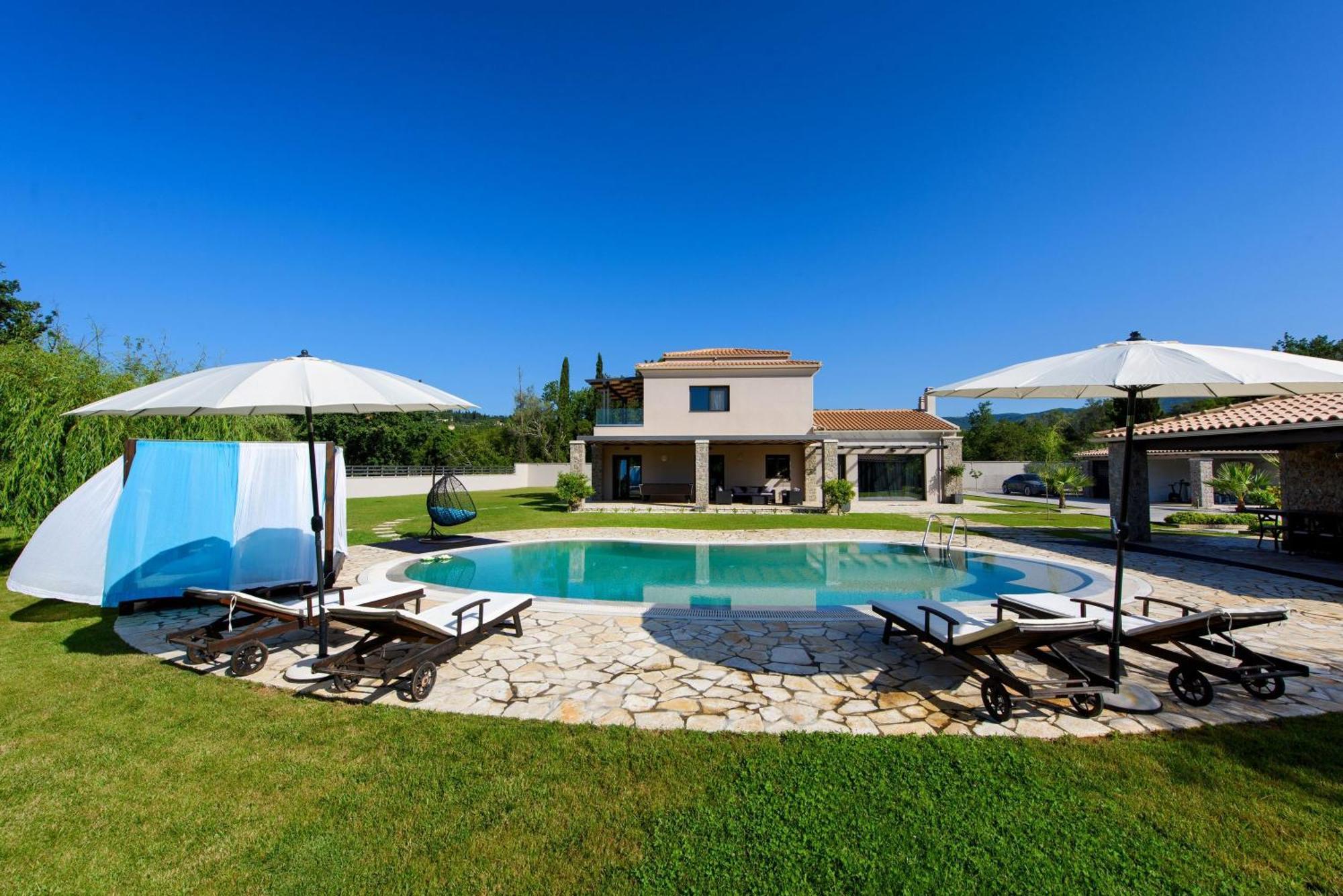 Black White Villa *