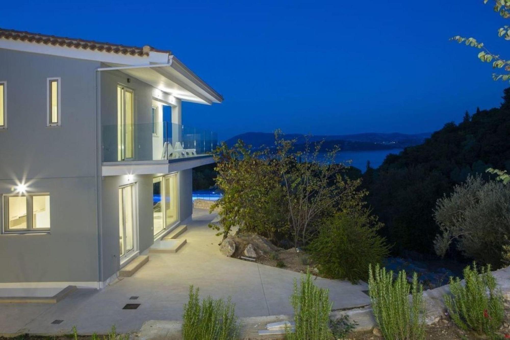 Villa Harriet - With Sea View And Near The Sea
