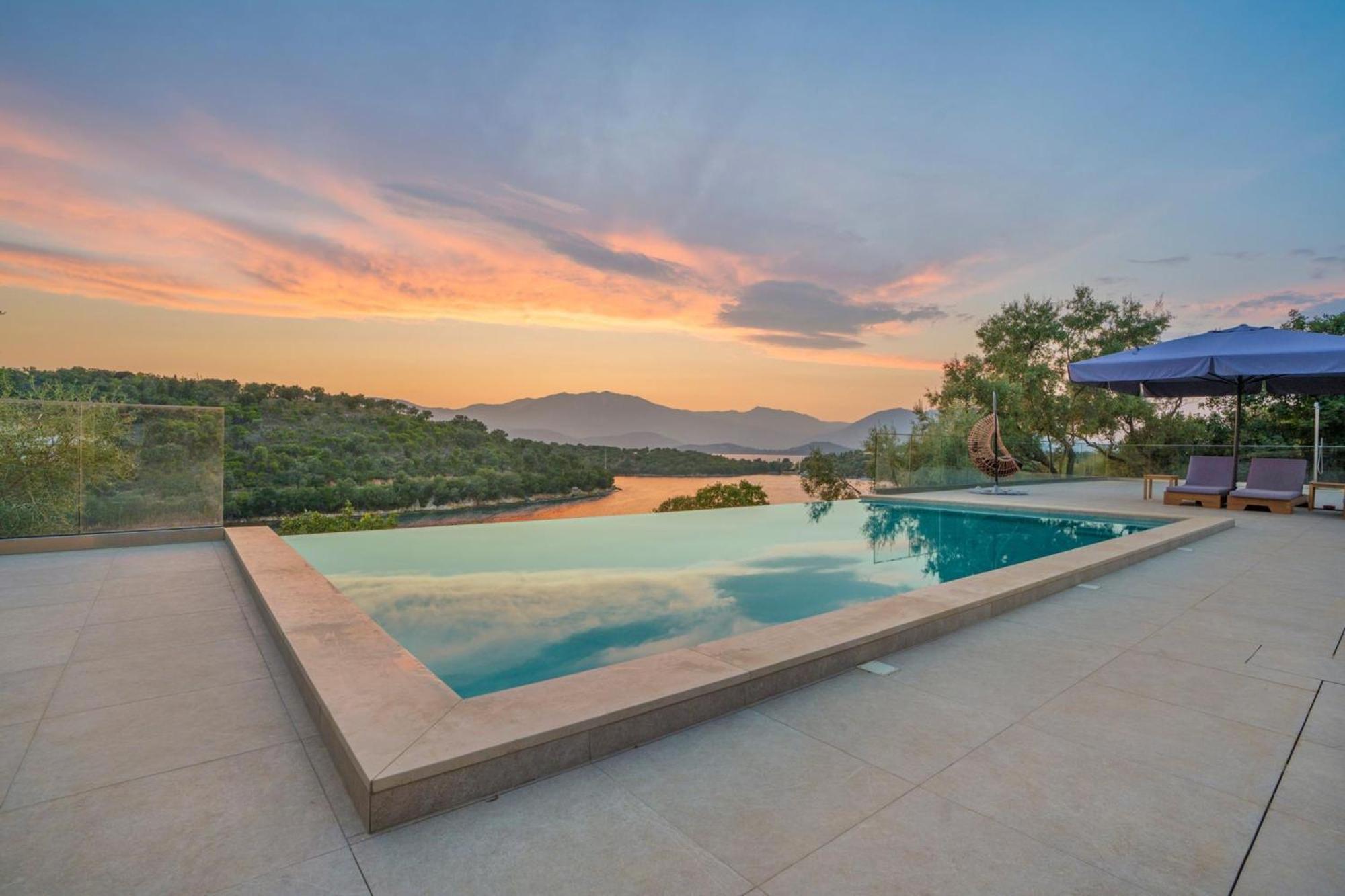 Villa Chriselia - 3 Bedrooms With Sea Access *