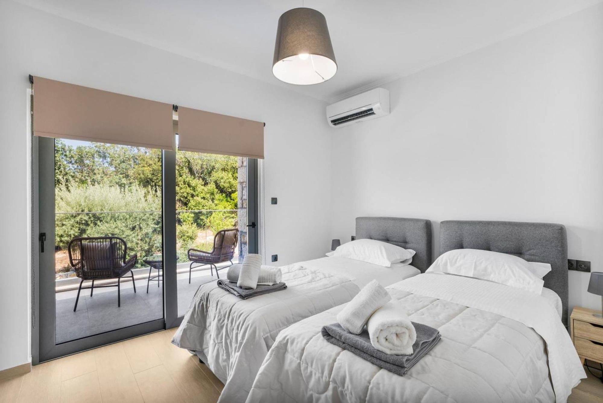 Chriselia - 3 Bedrooms With Sea Access Villa Katomerion