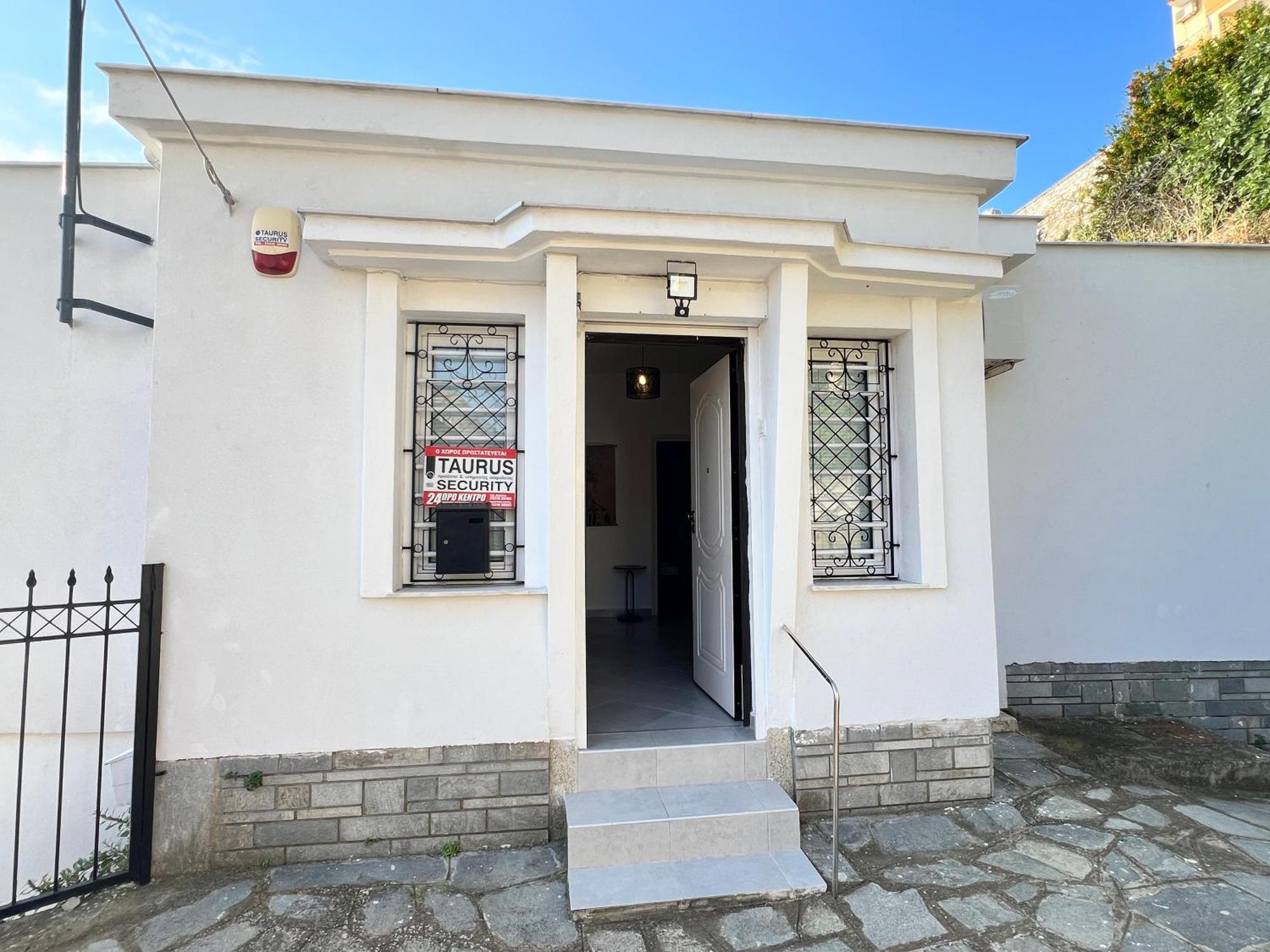 Kamares House *