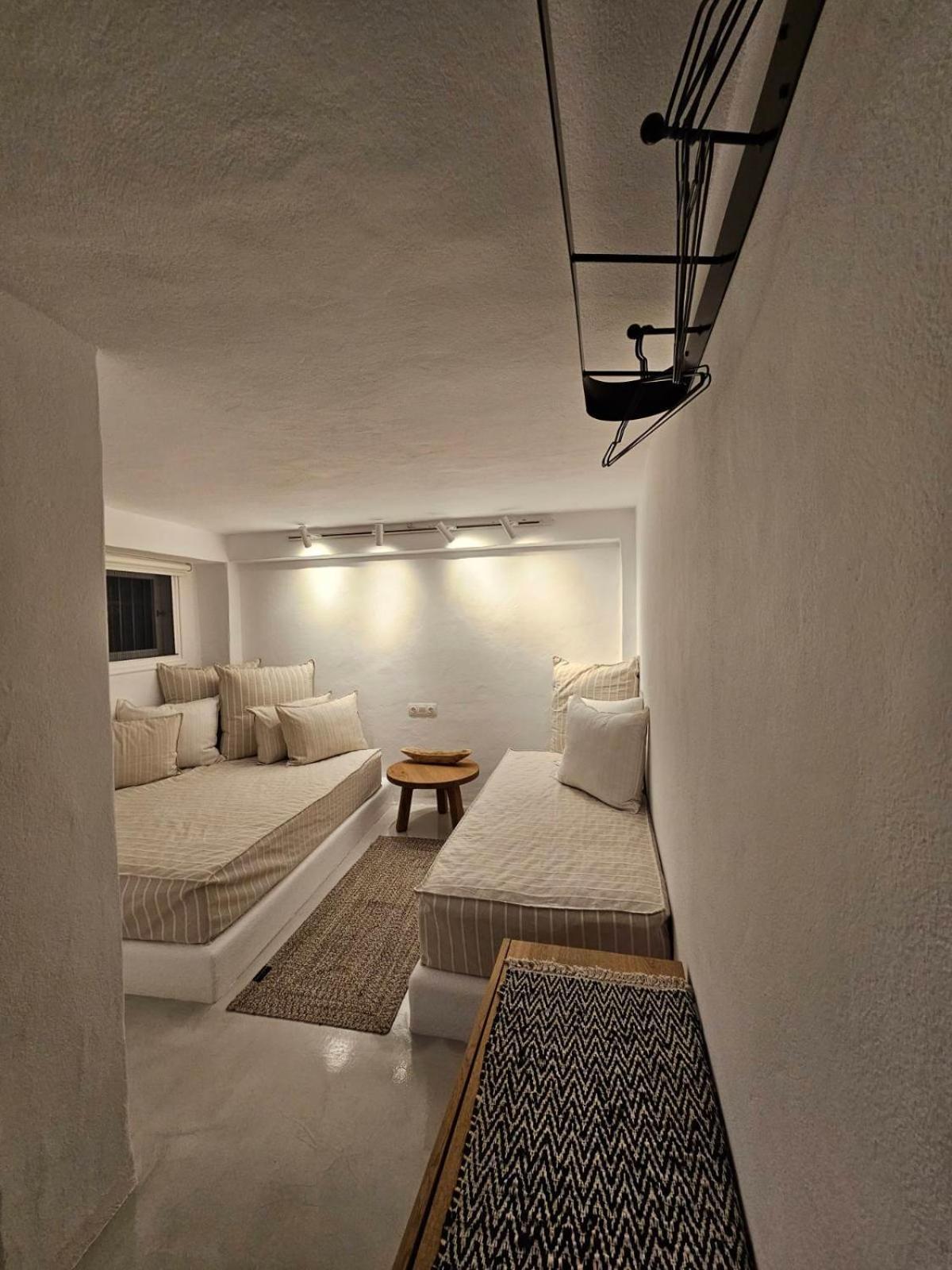 Pouletis Family - Akroyali Seaview Getaways Kalamata