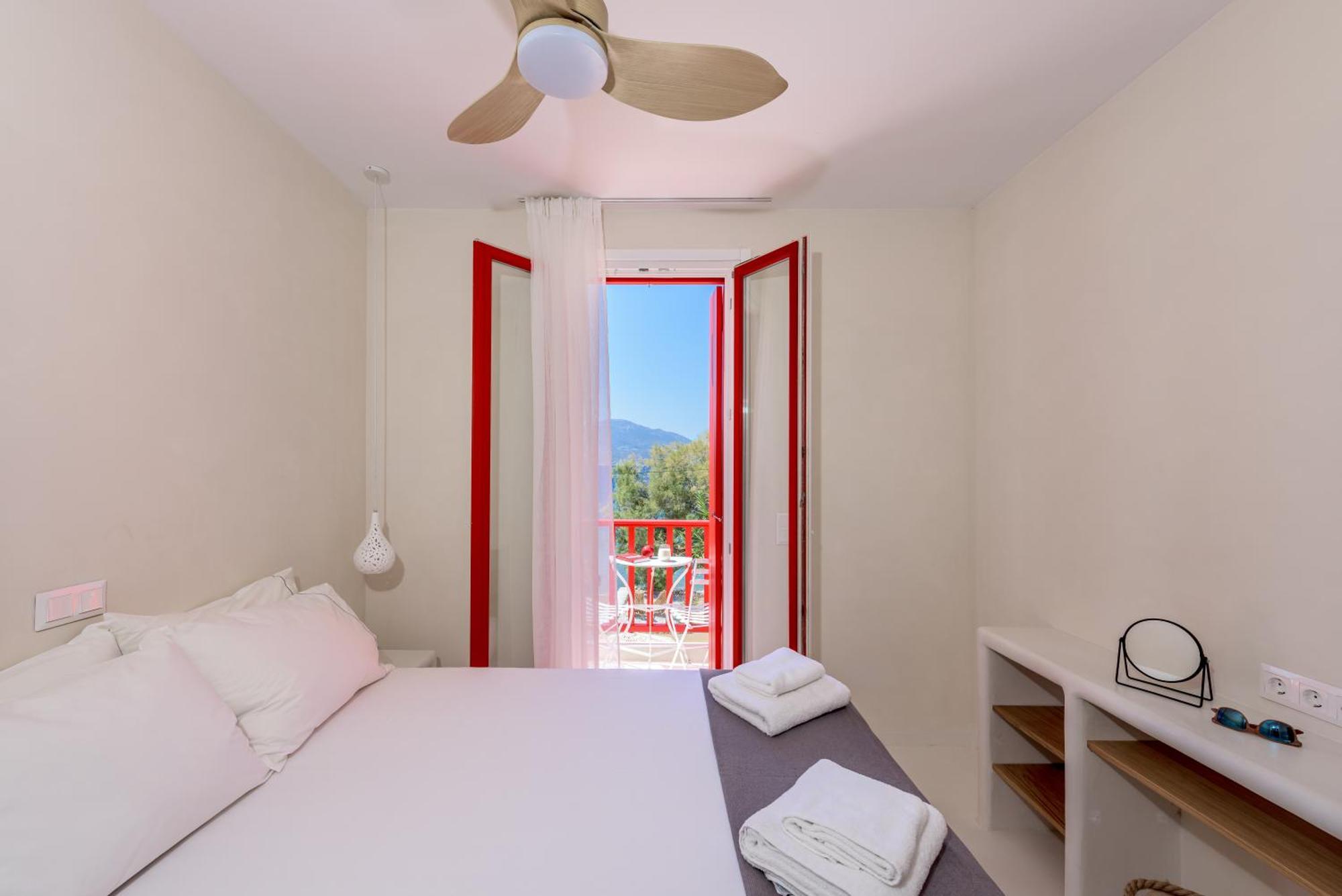 Klima Bay Beachfront Boutique Holiday home *
