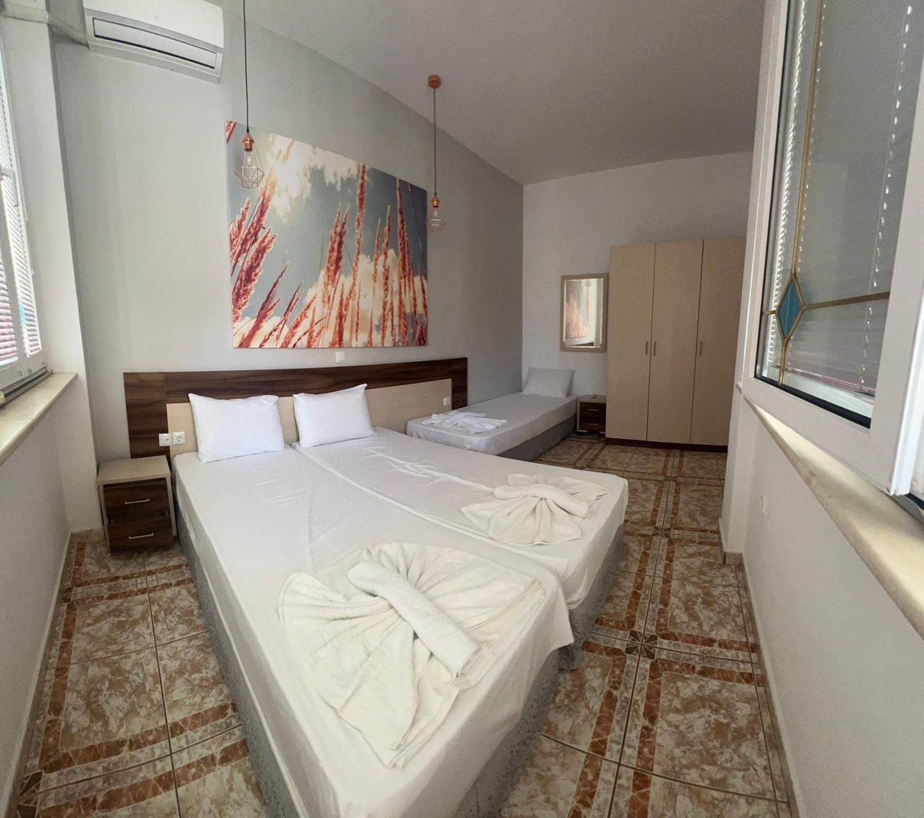 Hotel Ellas 3*