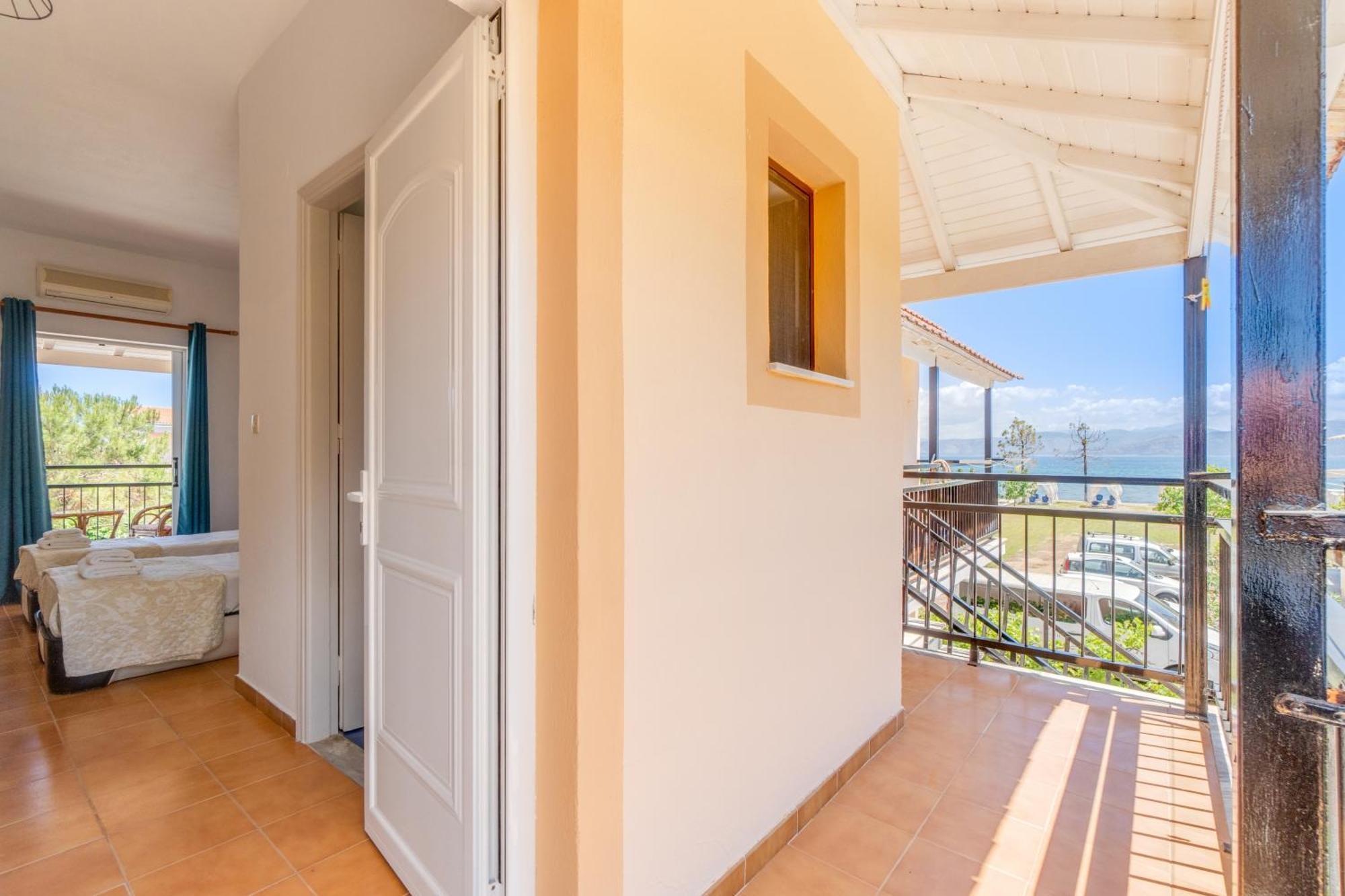 Sandy Beach Complex - Poolside Studios & Seaside Apartments