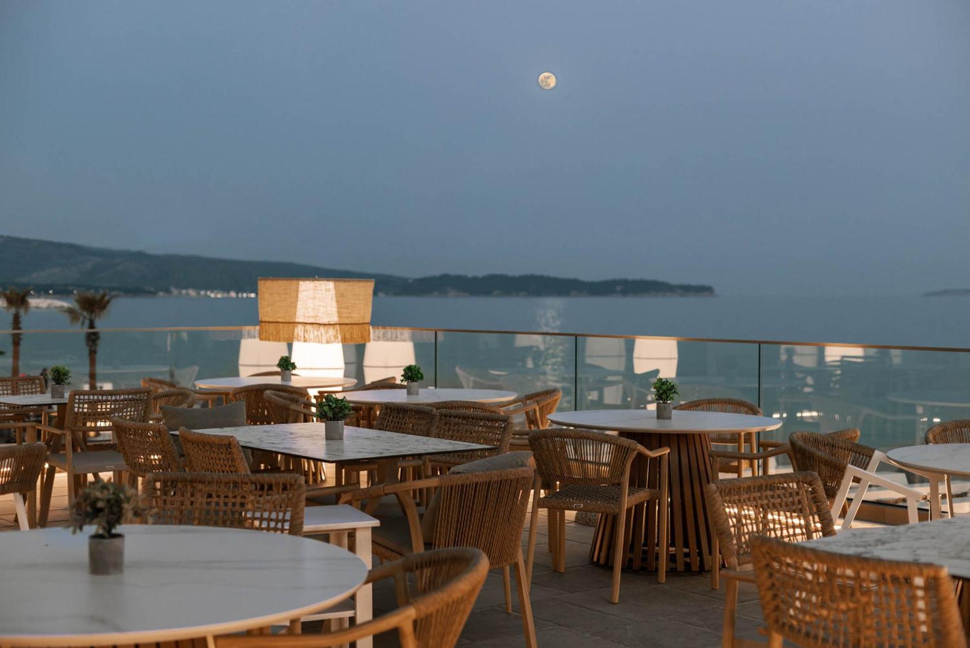 Acron Hotel *