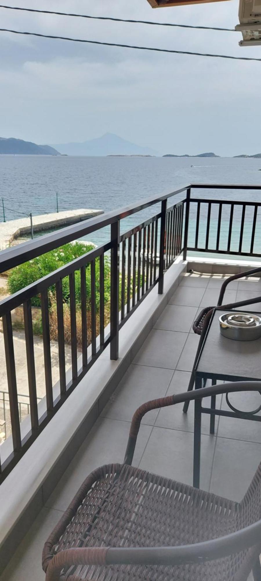 Gianni's 1 By The Sea Apartment *