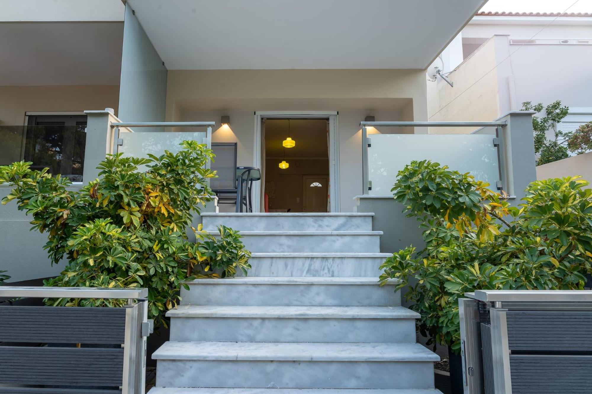 Comfortable 3-bedroom Maisonette Near The Sea *