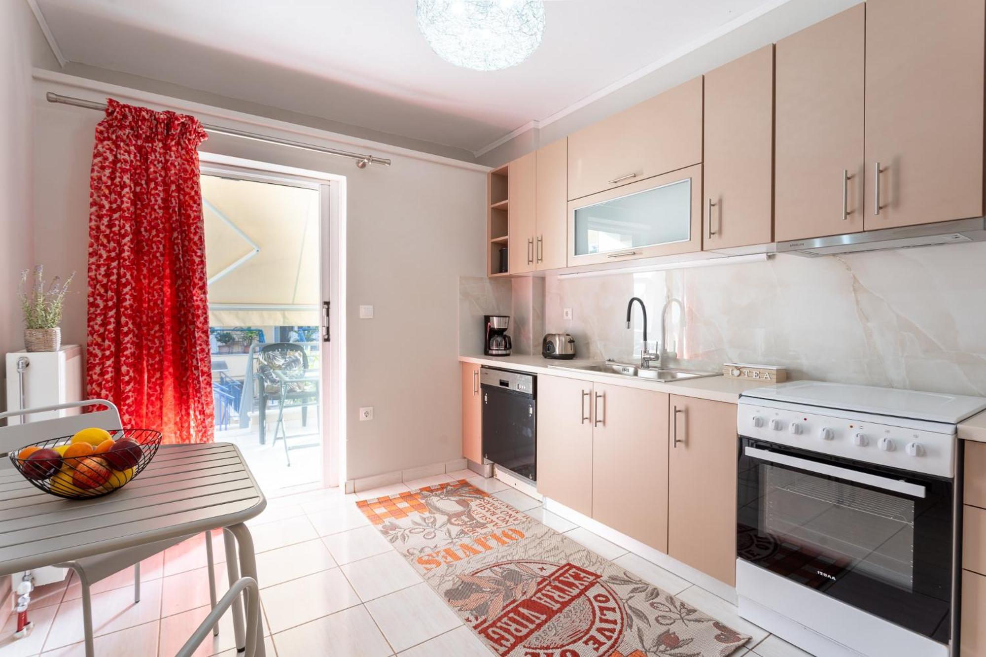 Villa Comfortable 3-bedroom Maisonette Near The Sea *
