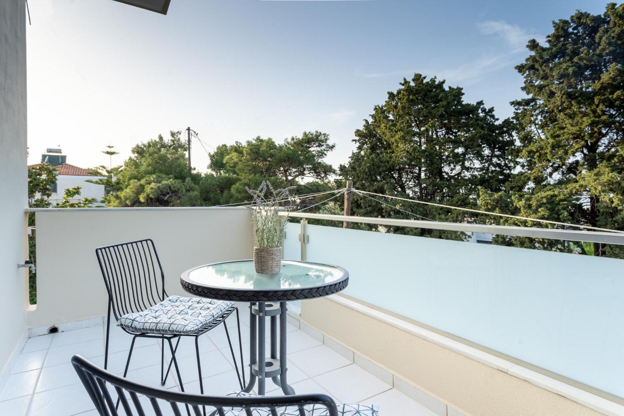 Comfortable 3-bedroom Maisonette Near The Sea