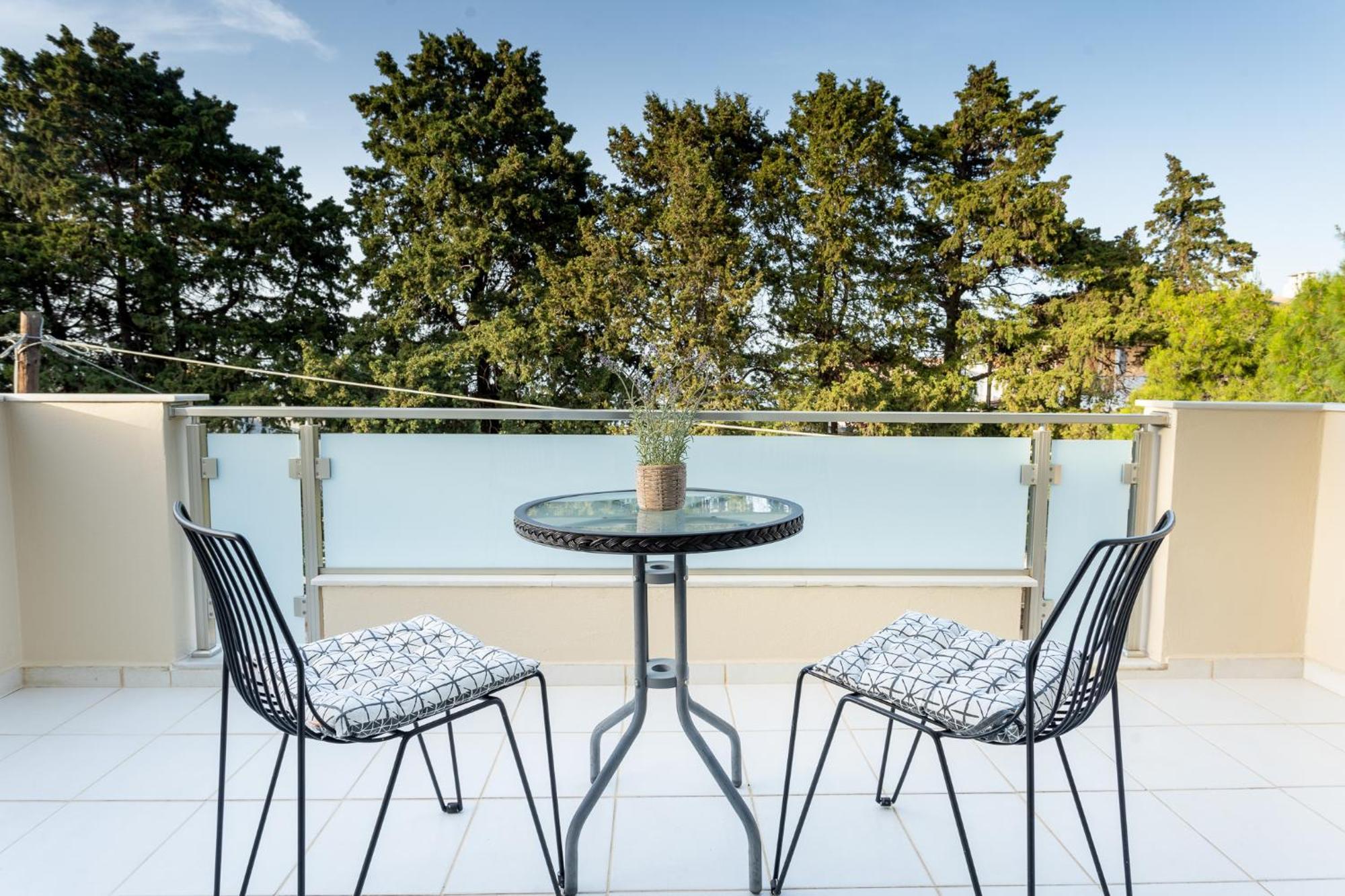 Comfortable 3-bedroom Maisonette Near The Sea