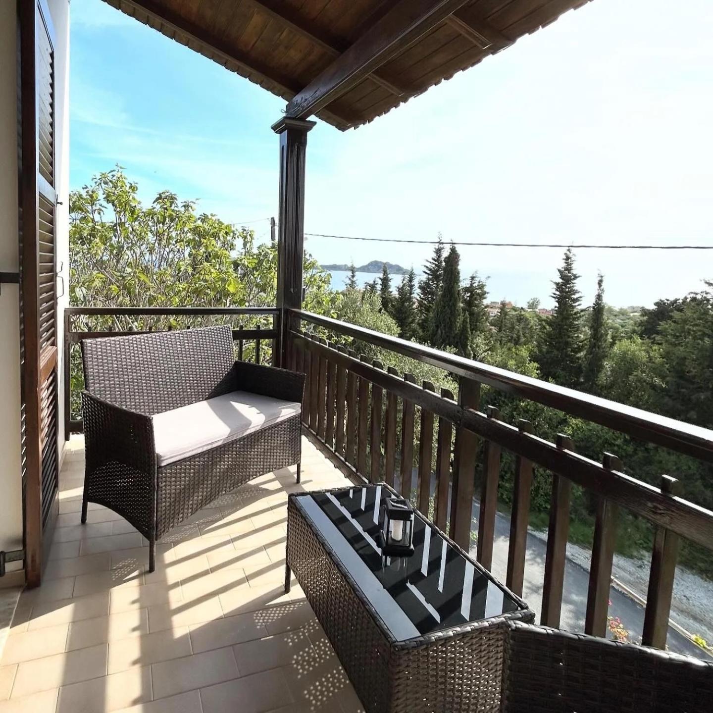 Golden View Apartment