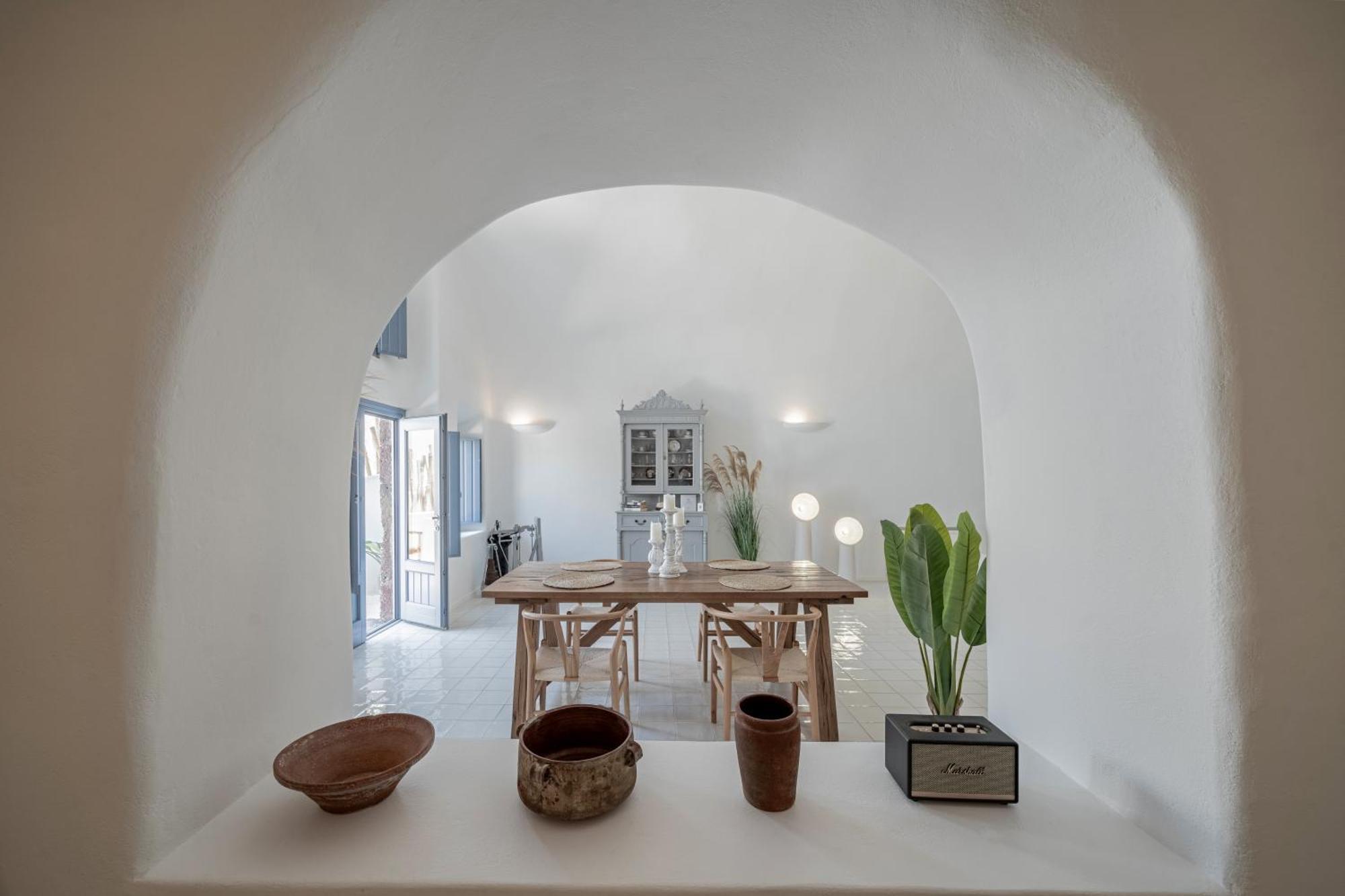 Luna Santorini * Pyrgos Kallistis