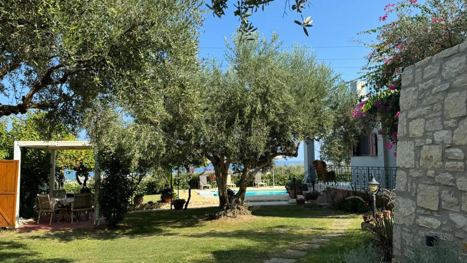 Holiday home Lily's *
