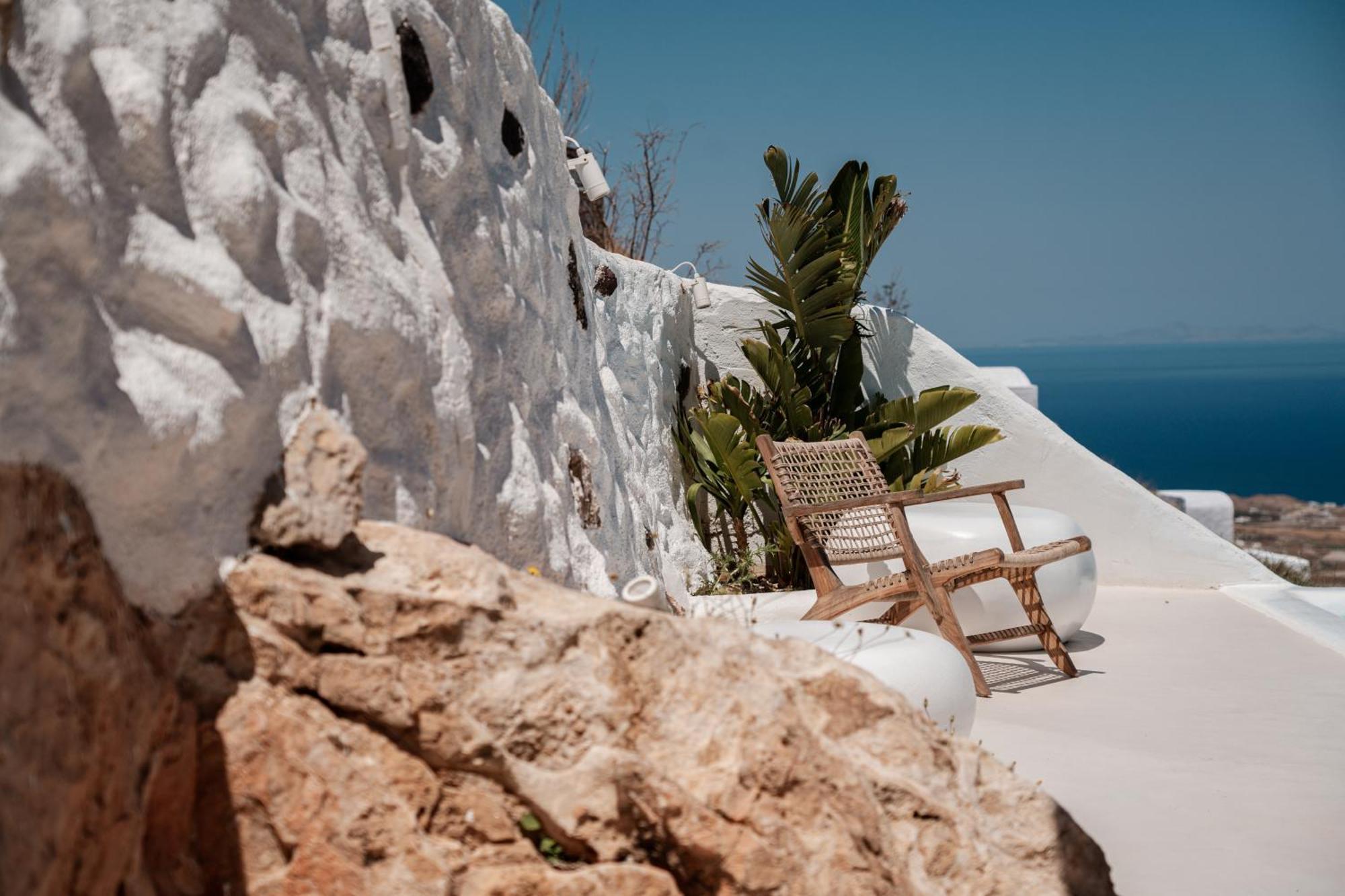 Bluewhite & Santorini * Pyrgos Kallistis