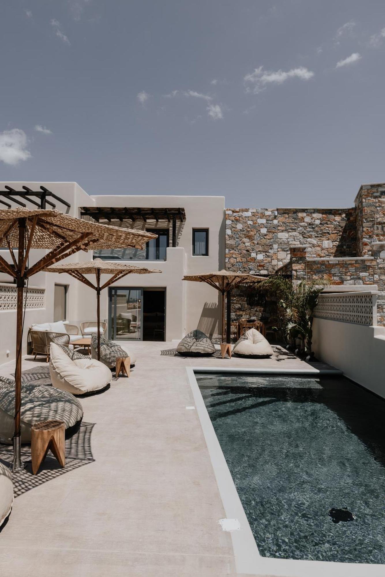 Villa Onym Curated