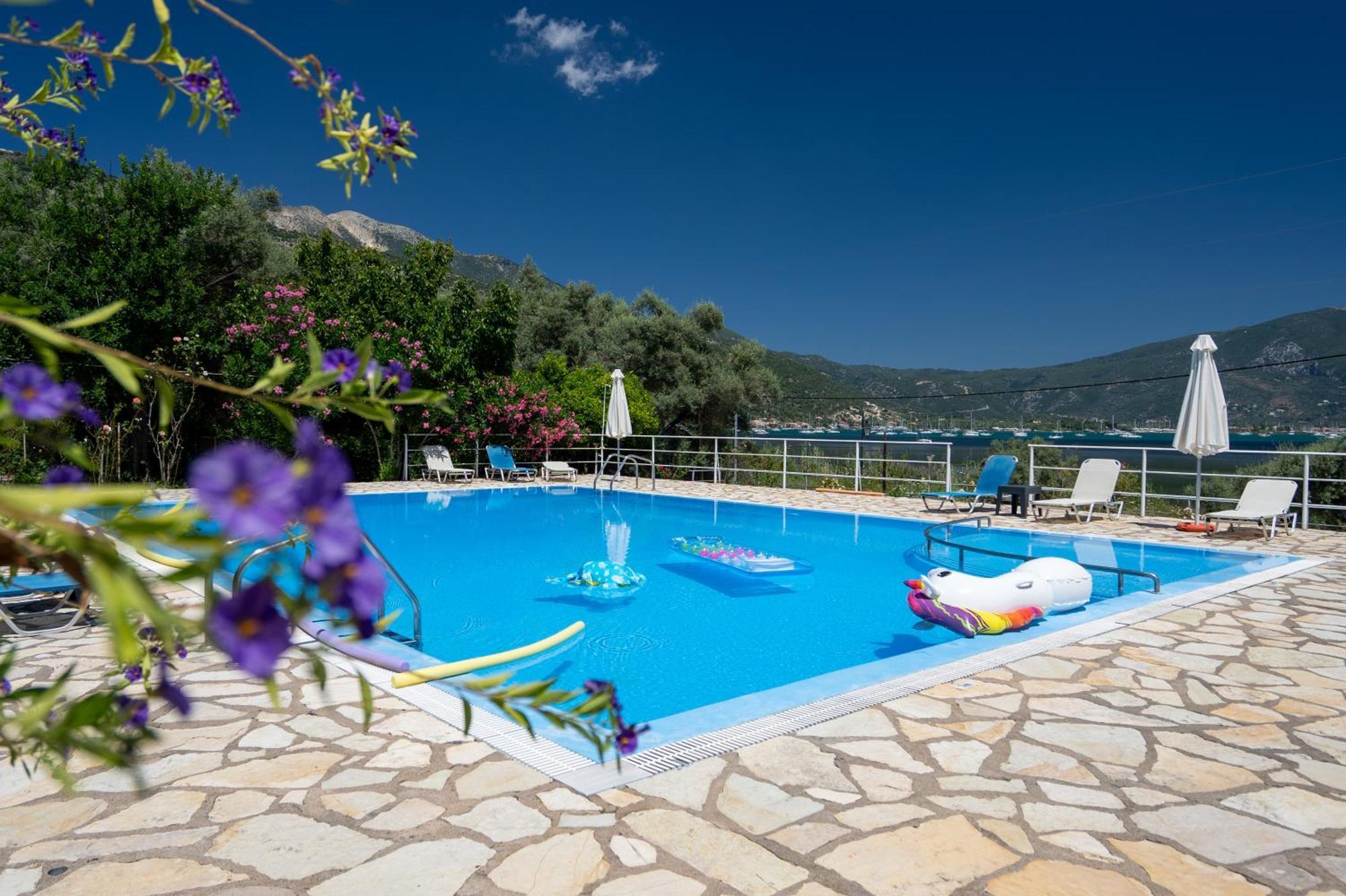 Vliho Bay & *