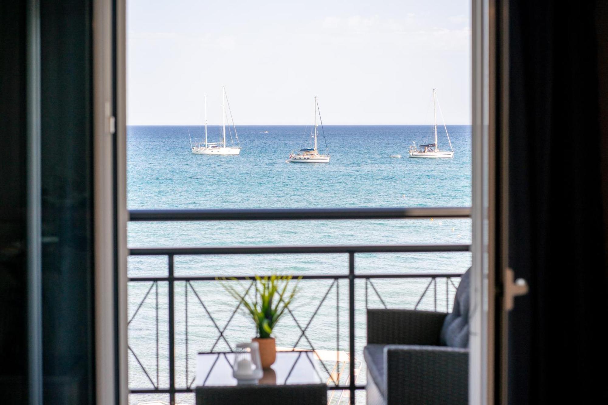 George Beachfront Apartment