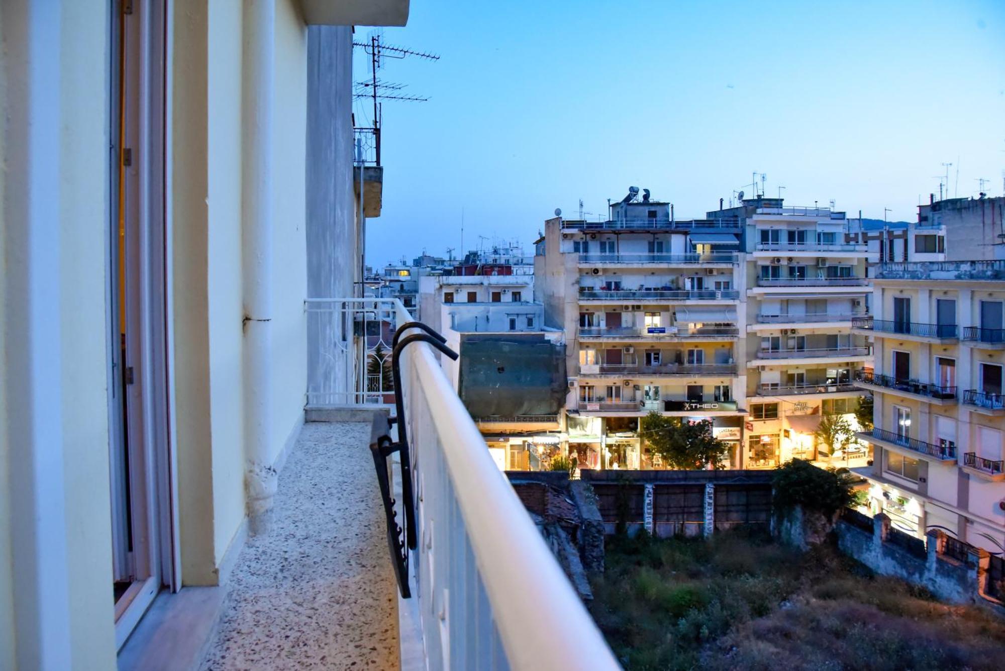 Roof Apartment *