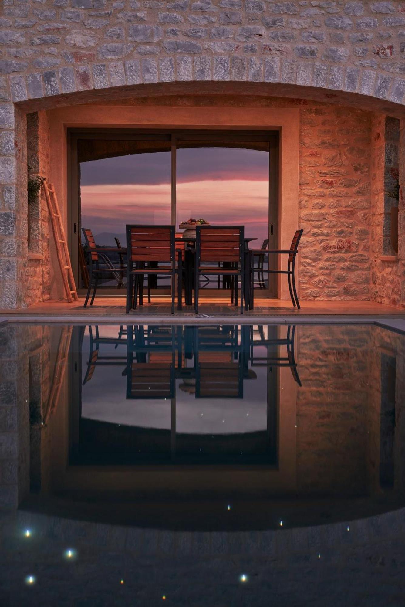 Beachfront Alassa With Private Pools Kotronion (West Mani)
